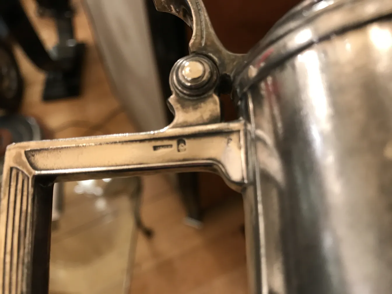 Pichet ancien WMF avec design élégant en verre et métal, parfait pour la décoration.