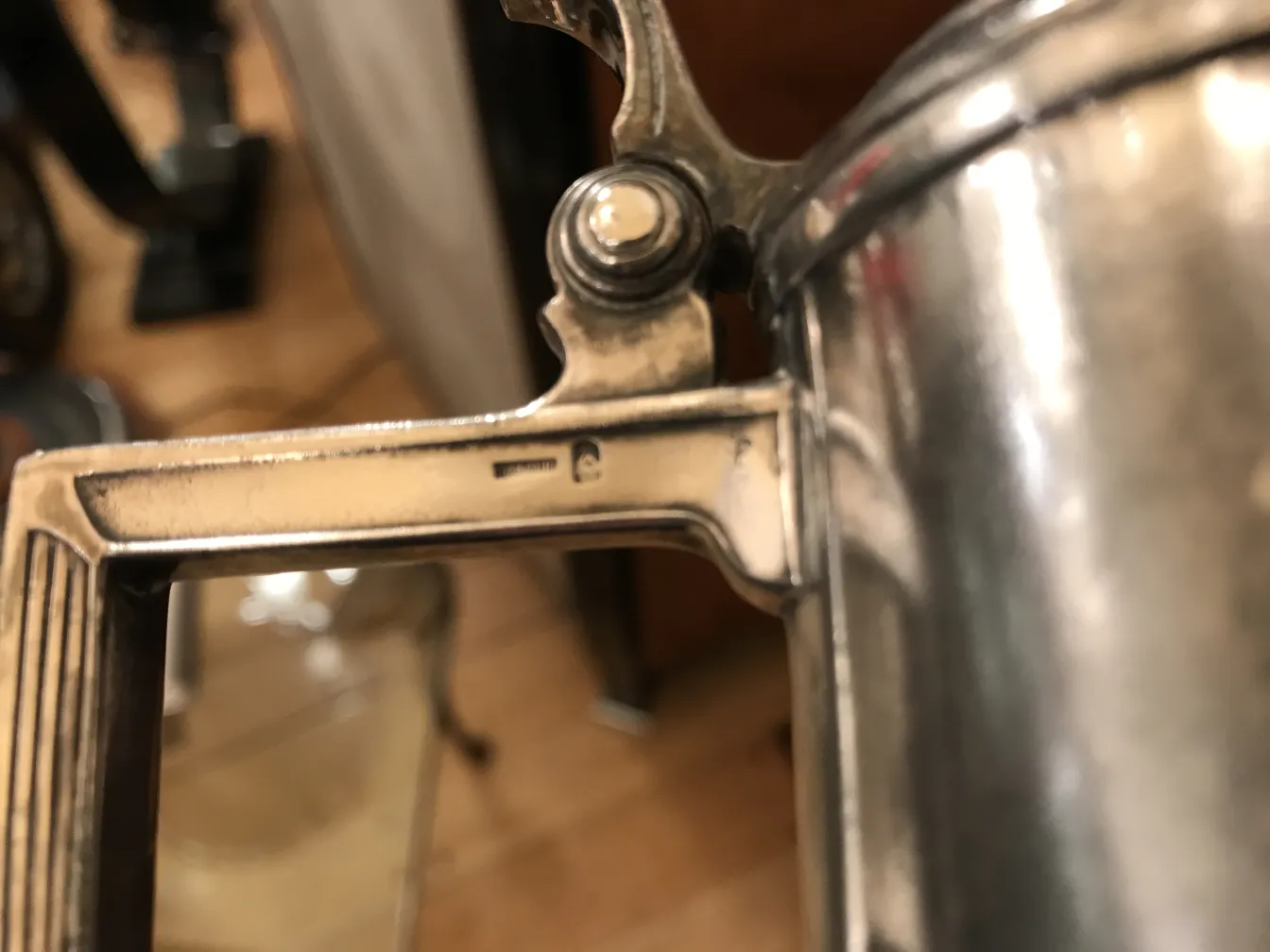 Pichet ancien WMF avec design élégant en verre et métal, parfait pour la décoration.