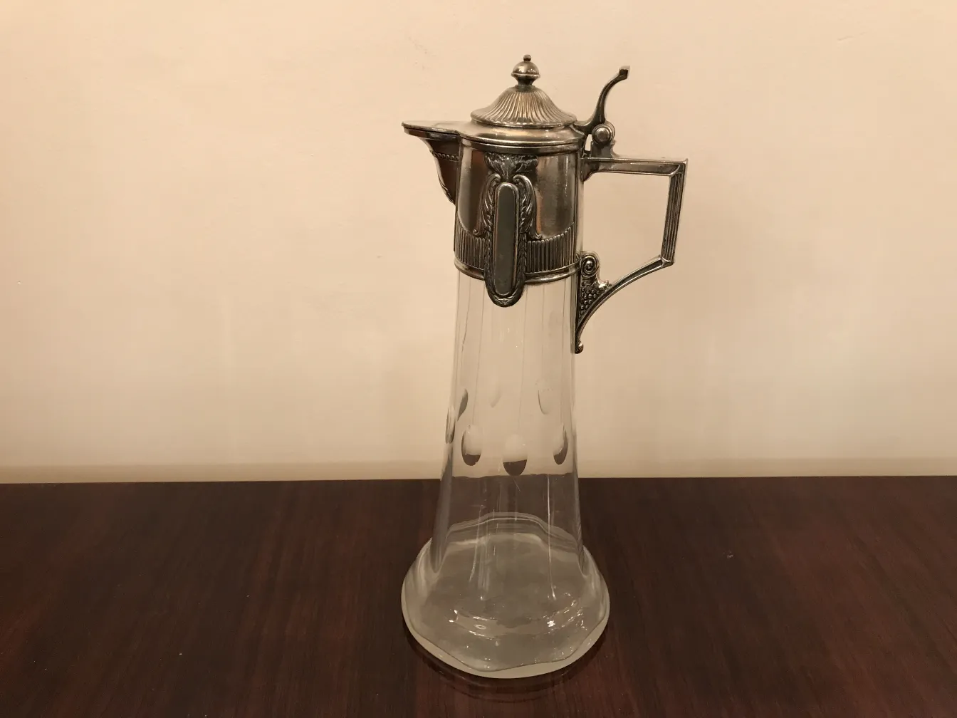 Pichet ancien WMF avec design élégant en verre et métal, parfait pour la décoration.