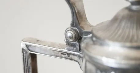 Pichet ancien WMF avec design élégant en verre et métal, parfait pour la décoration.