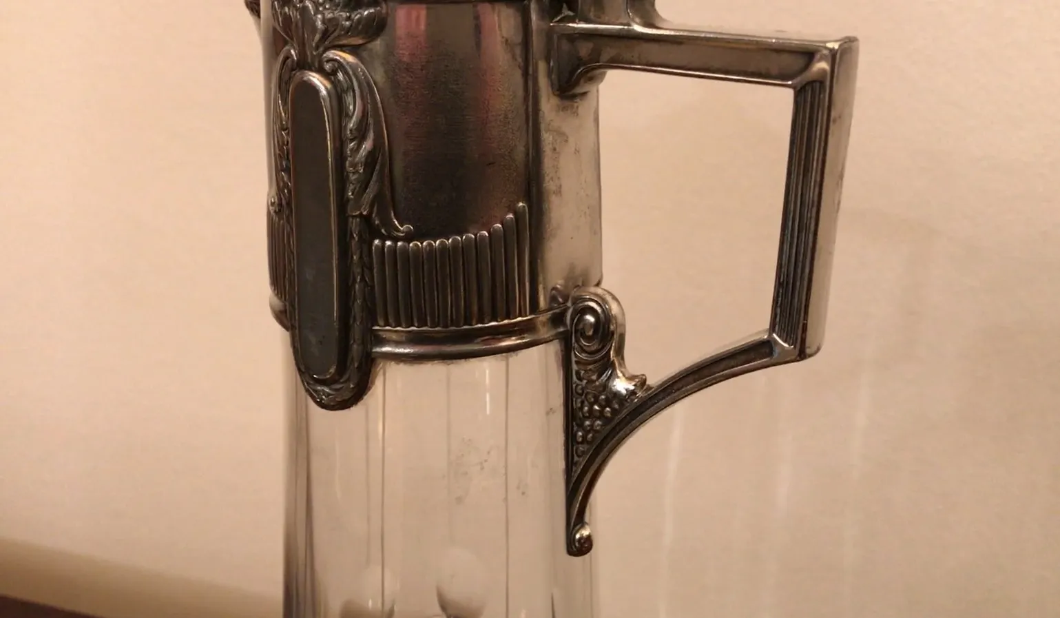 Pichet ancien WMF avec design élégant en verre et métal, parfait pour la décoration.