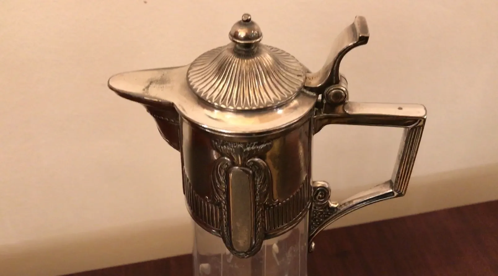 Pichet ancien WMF avec design élégant en verre et métal, parfait pour la décoration.