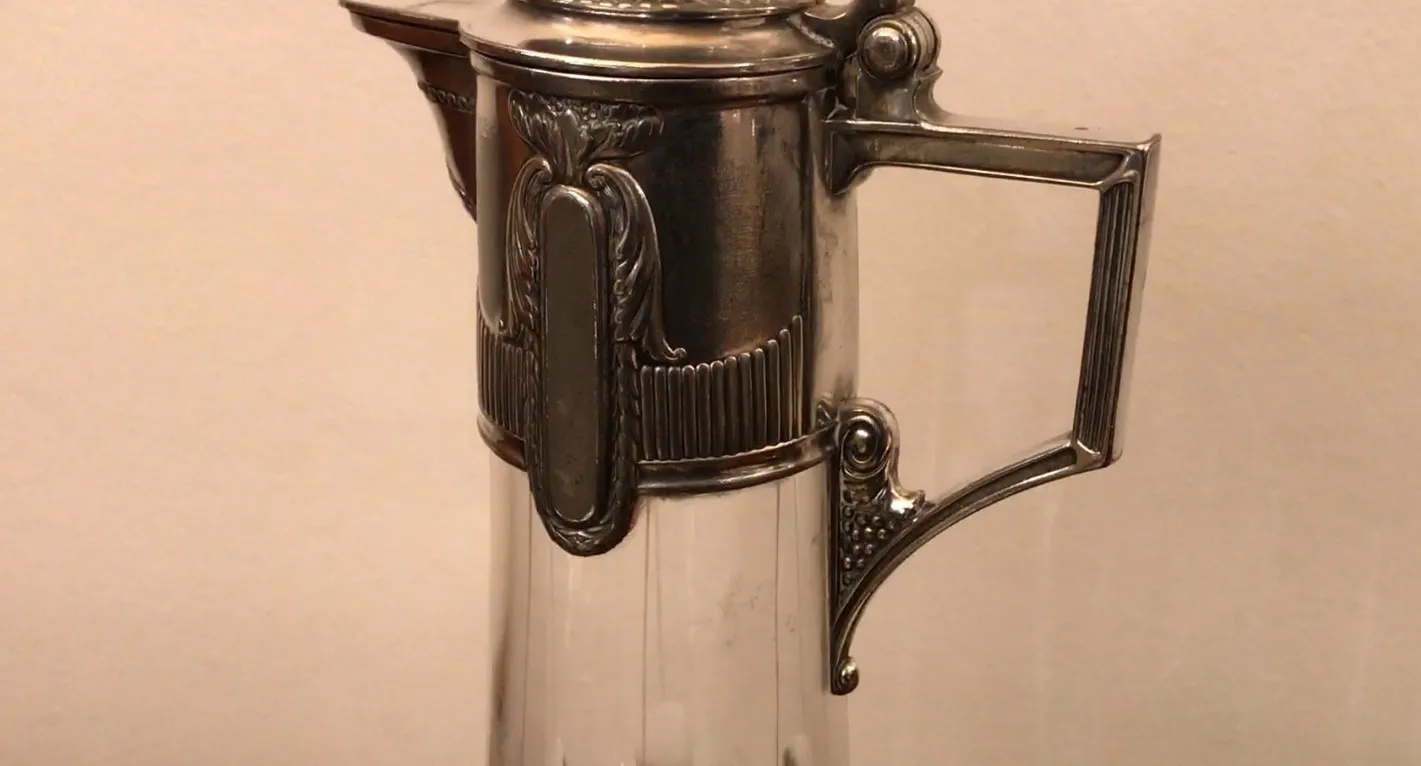 Pichet ancien WMF avec design élégant en verre et métal, parfait pour la décoration.