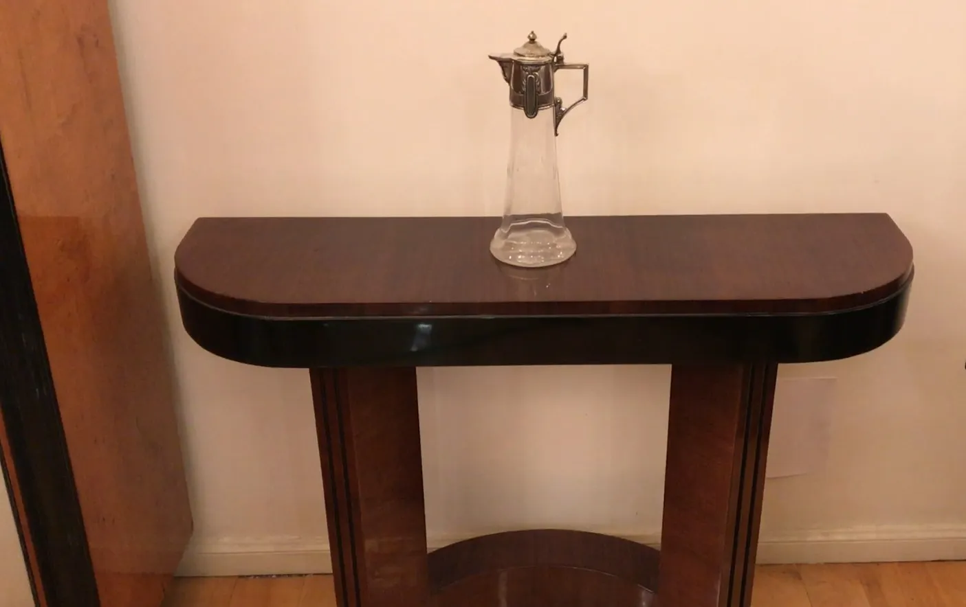 Pichet ancien WMF avec design élégant en verre et métal, parfait pour la décoration.