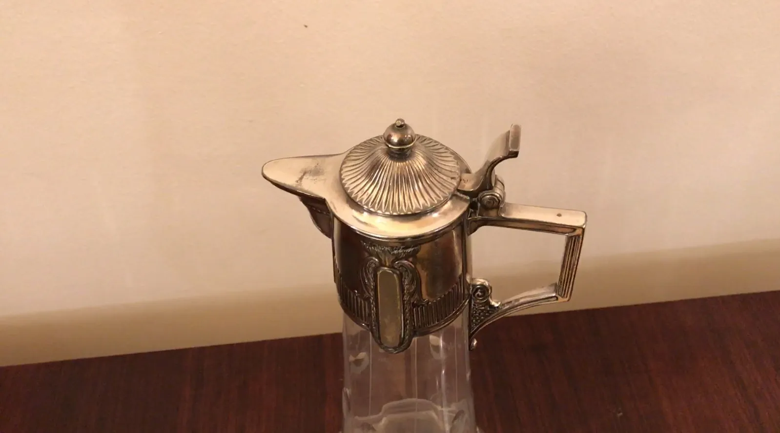 Pichet ancien WMF avec design élégant en verre et métal, parfait pour la décoration.
