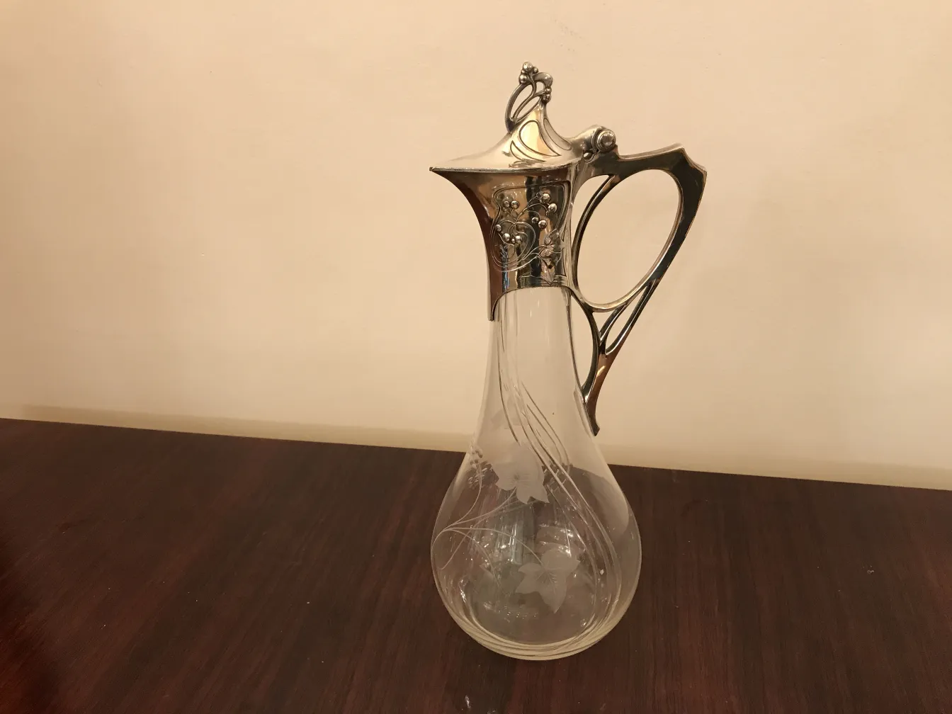 各种形状和大小的古老水瓶 WMF