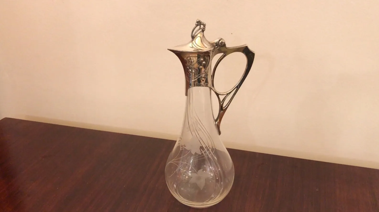 各种形状和大小的古老水瓶 WMF