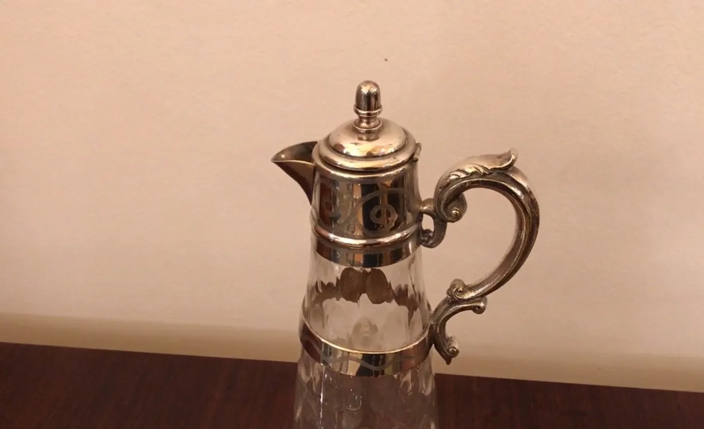 Pichet ancien en verre WMF avec un design élégant