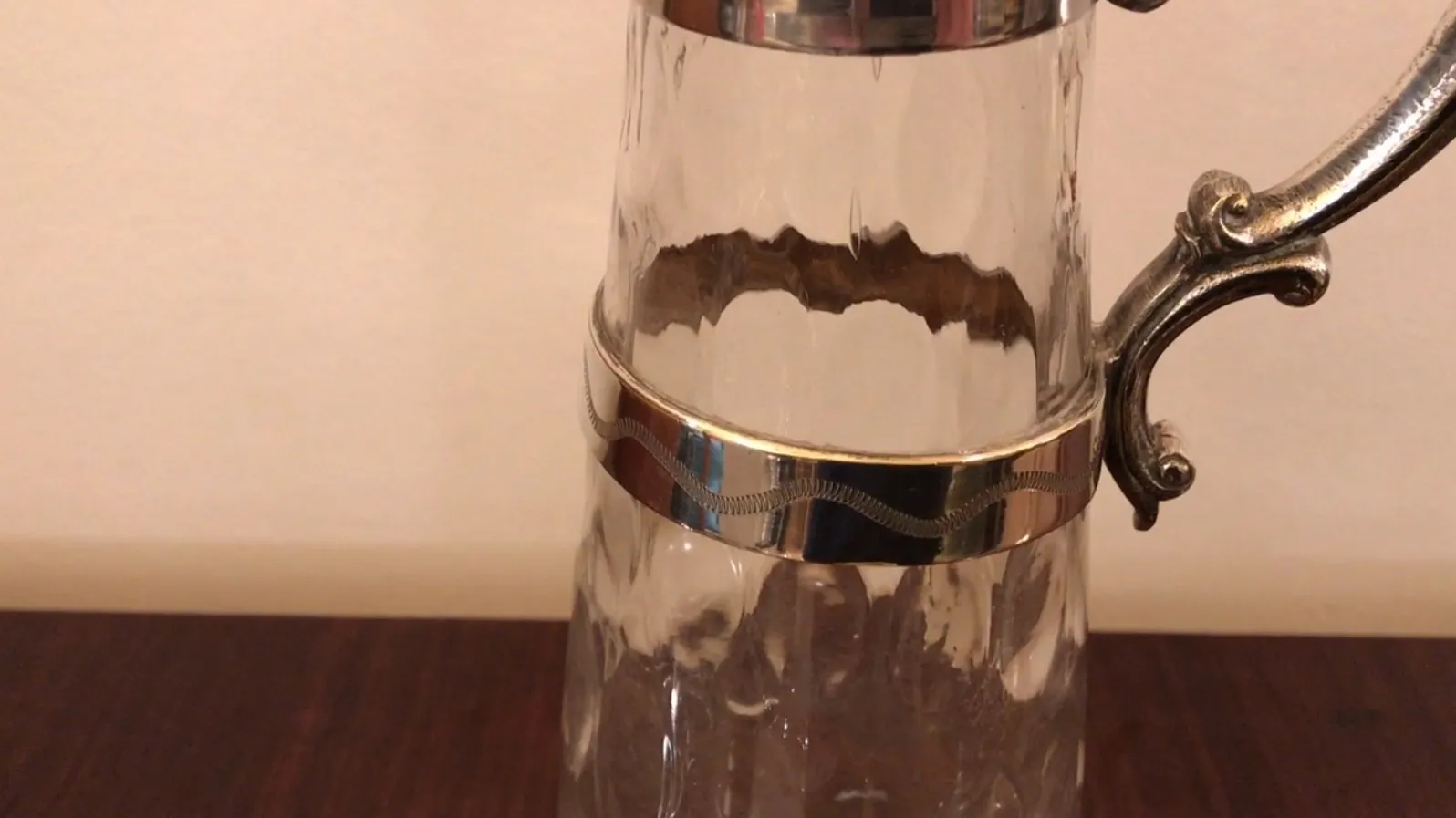 Pichet ancien en verre WMF avec un design élégant