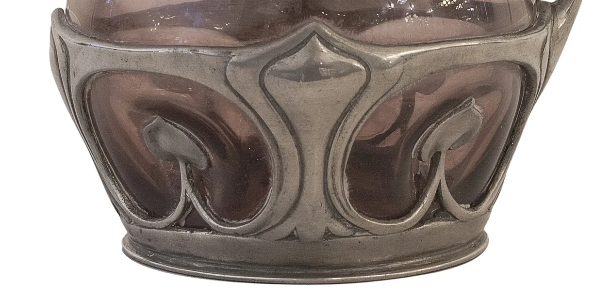 pichet ancien avec un design ornemental à la base