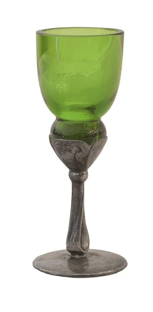 pichet ancien avec un design ornemental à la base