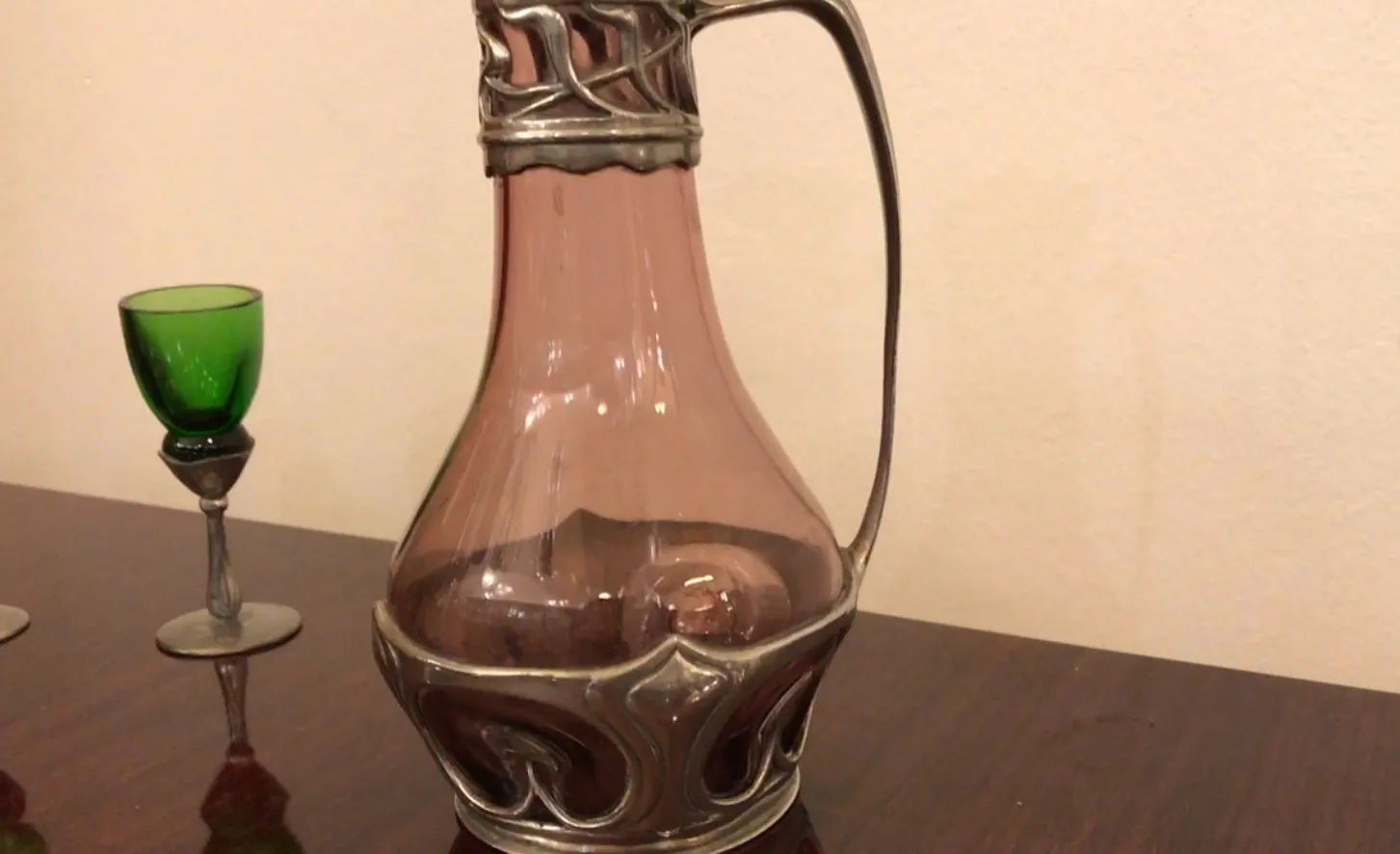 pichet ancien avec un design ornemental à la base