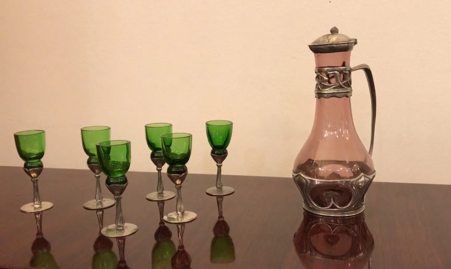 pichet ancien avec un design ornemental à la base