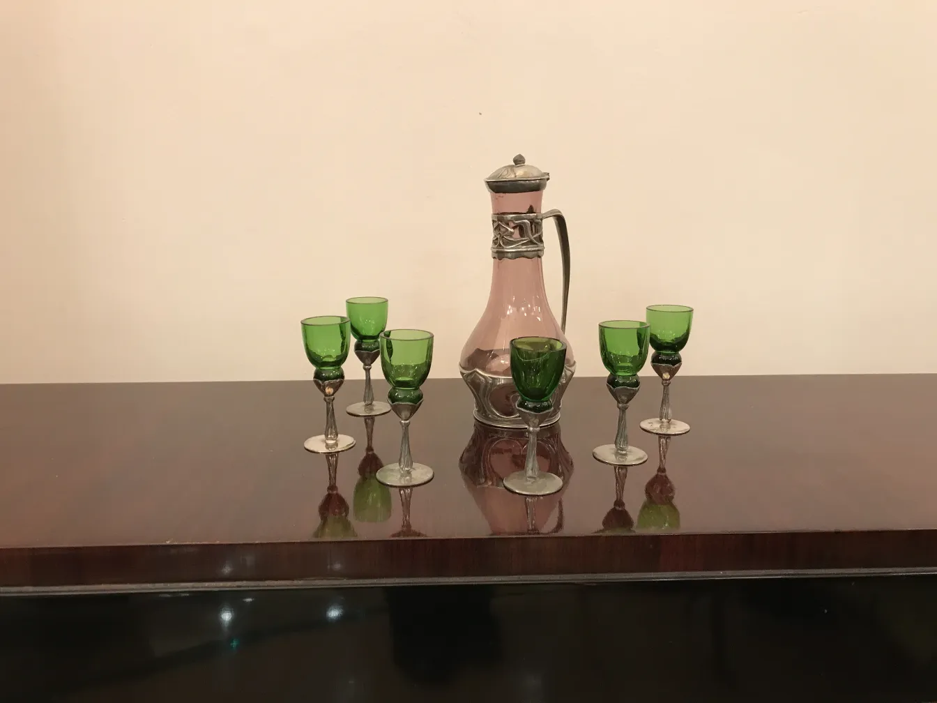 antiker krug mit ornamentellem design an der basis