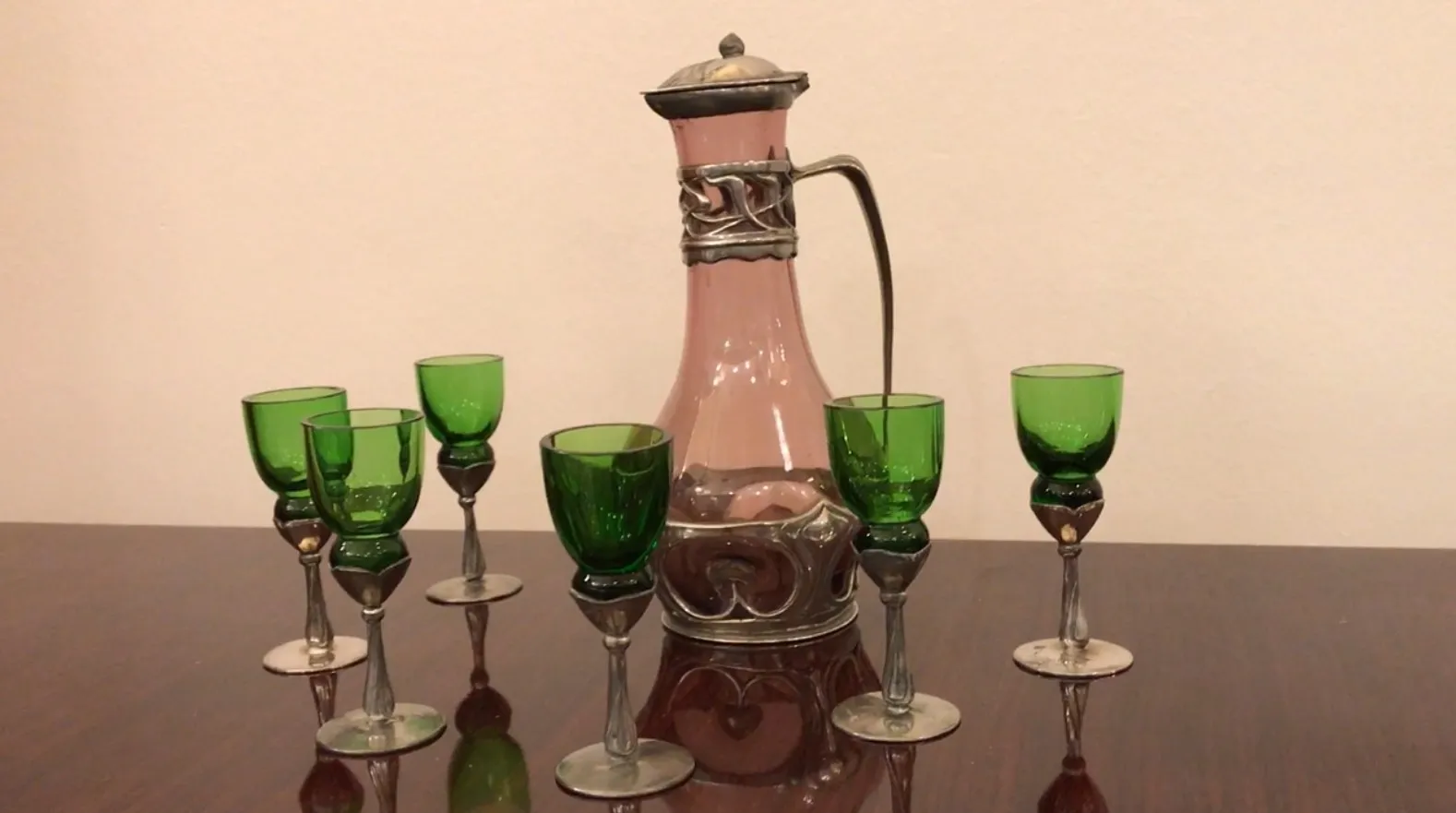 pichet ancien avec un design ornemental à la base
