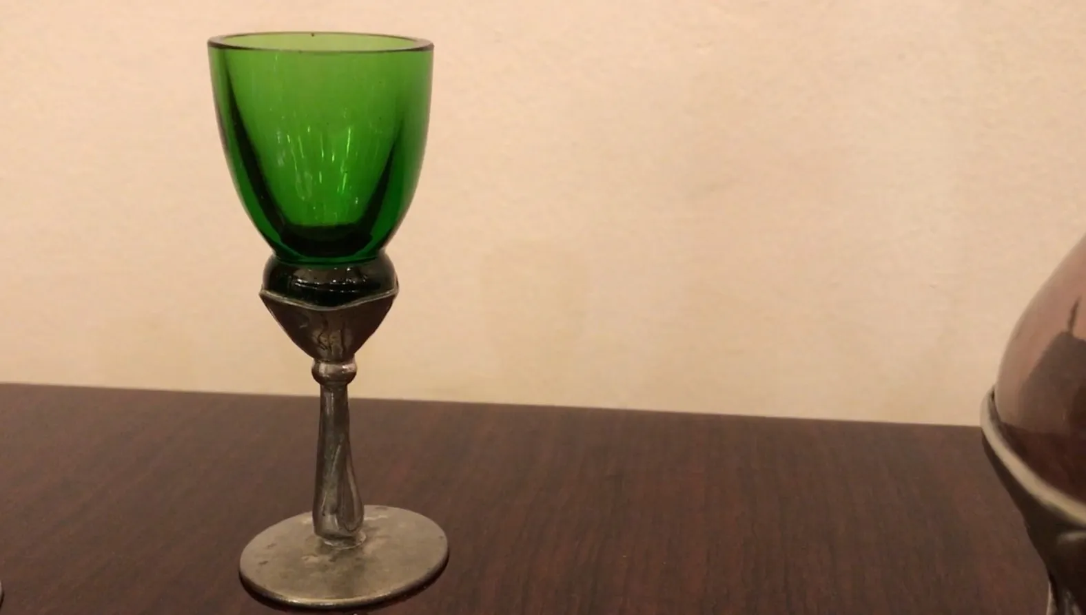 brocca antica con design ornamentale alla base