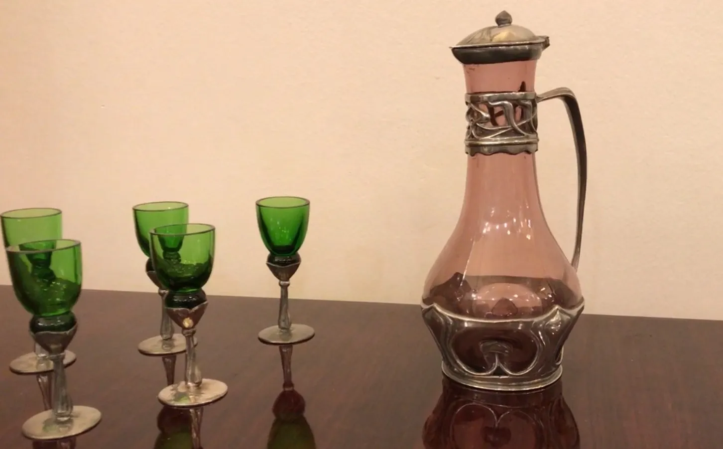 pichet ancien avec un design ornemental à la base