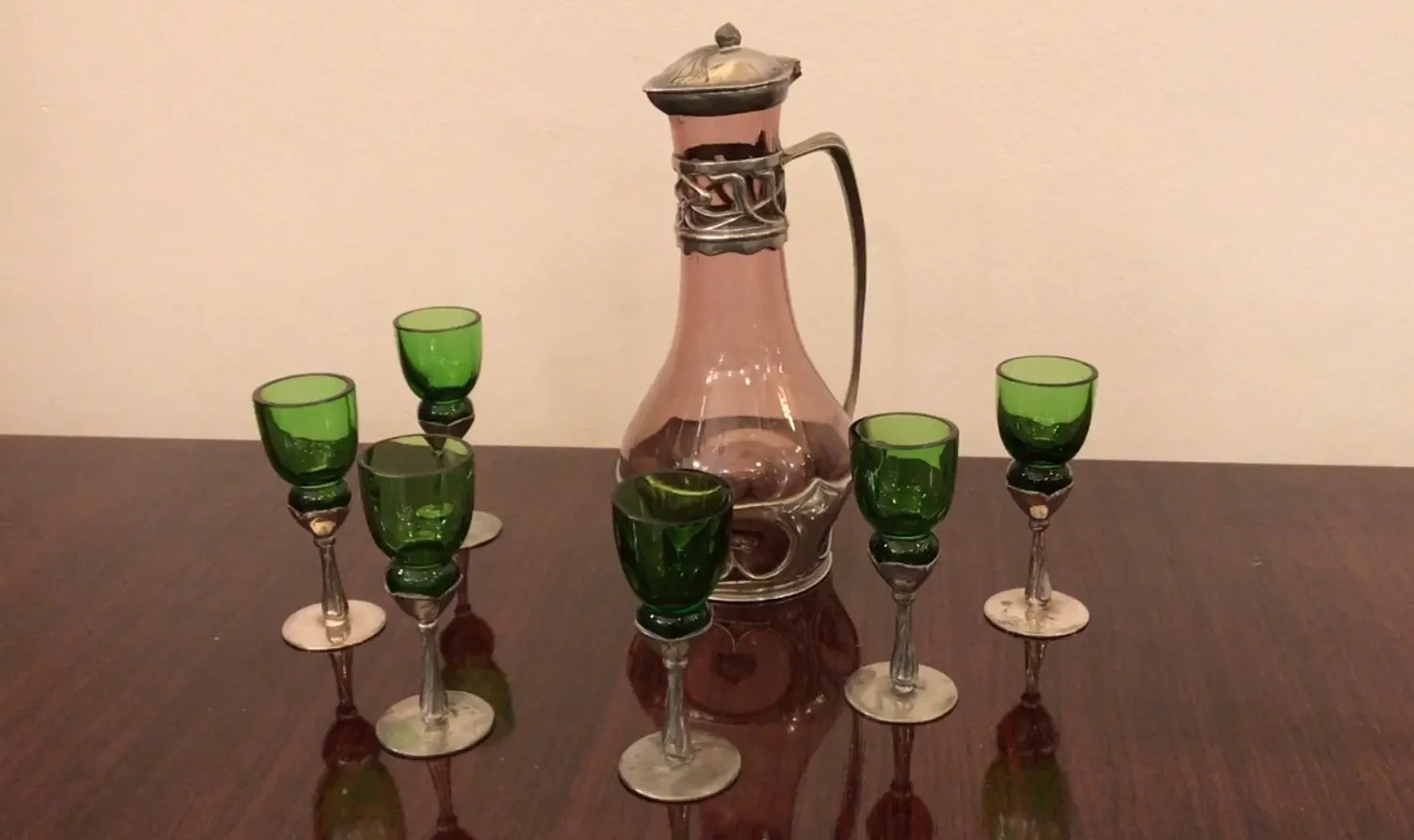 pichet ancien avec un design ornemental à la base