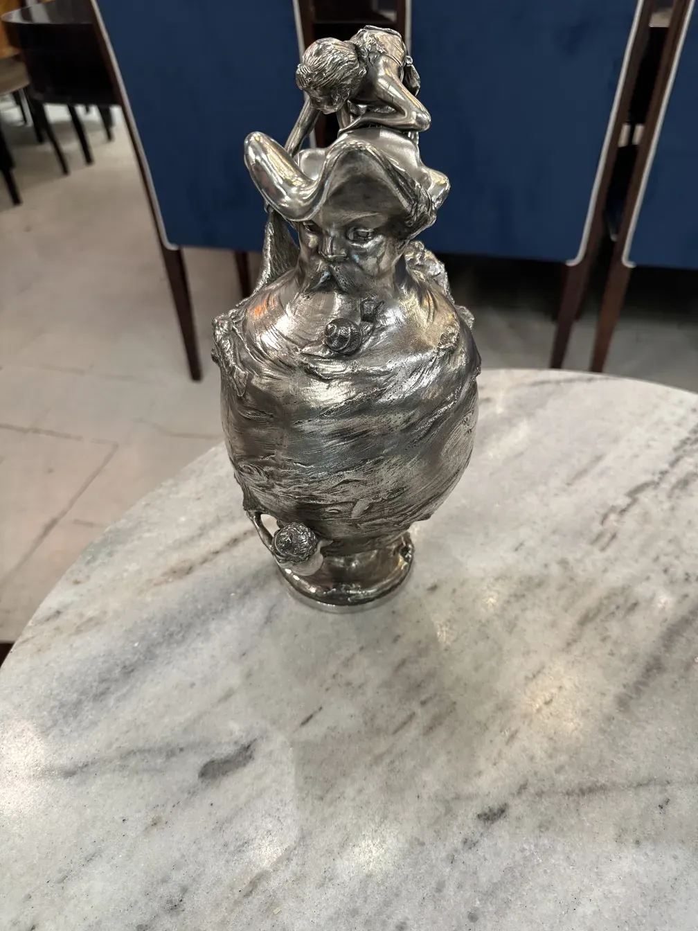 pichet ancien WMF avec design incurvé et figure