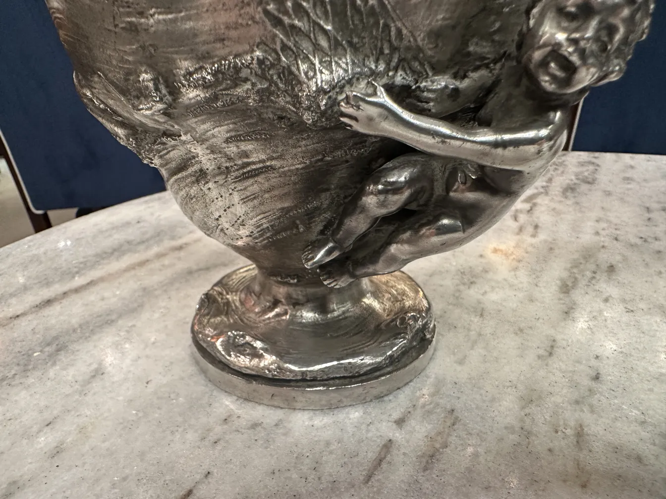 pichet ancien WMF avec design incurvé et figure