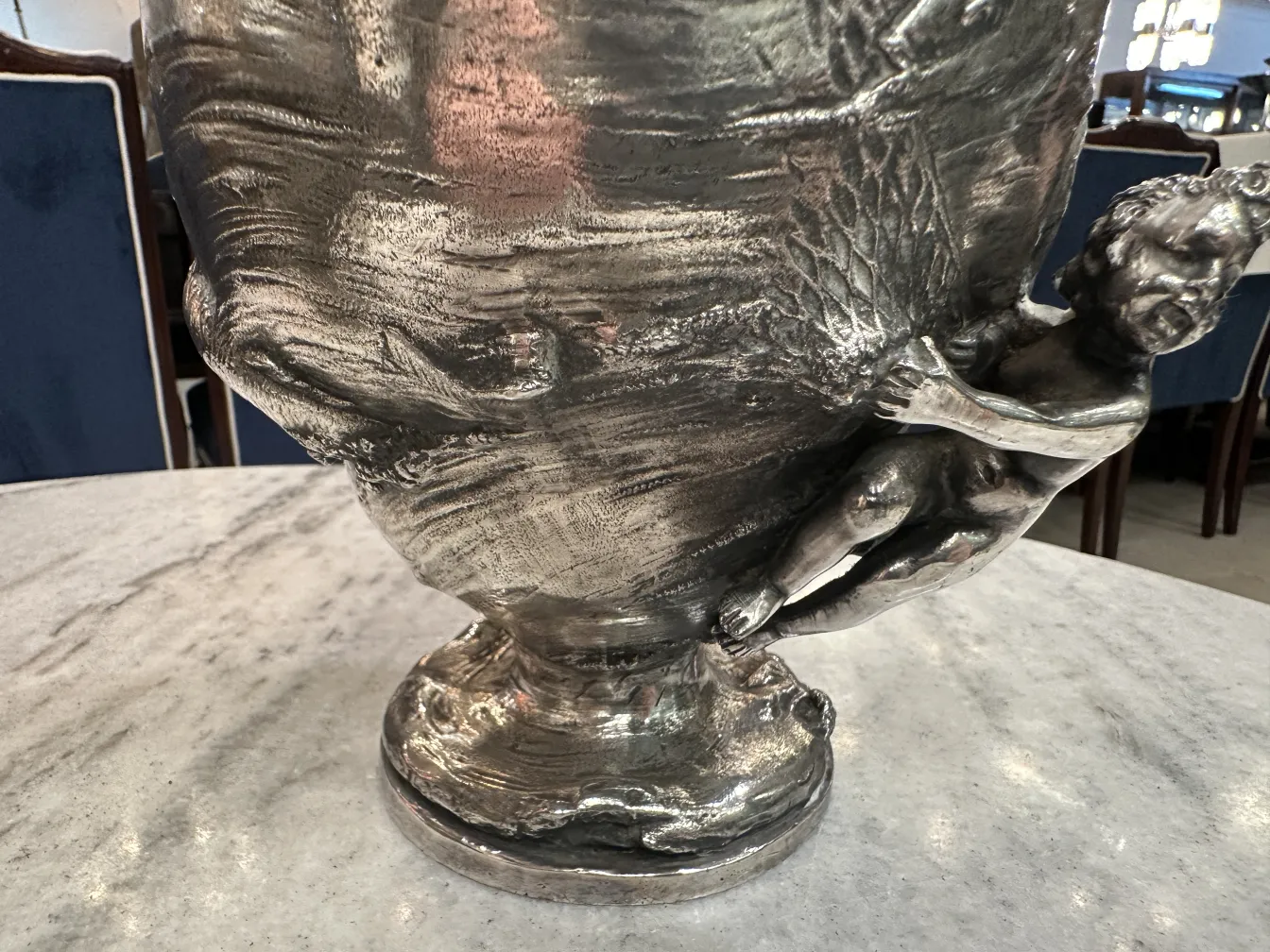 pichet ancien WMF avec design incurvé et figure