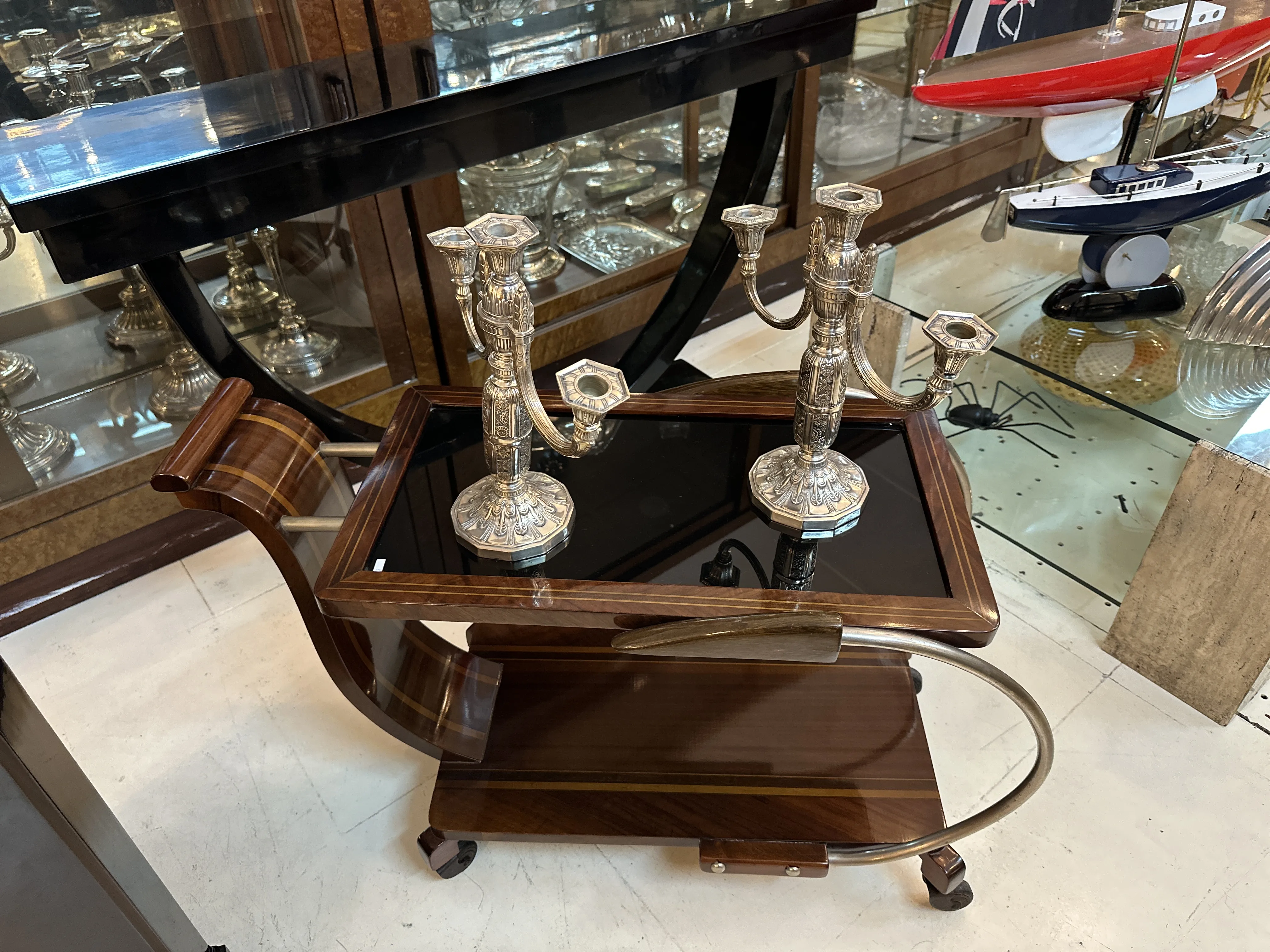 Par de antigos castiçais decorativos sobre a mesa