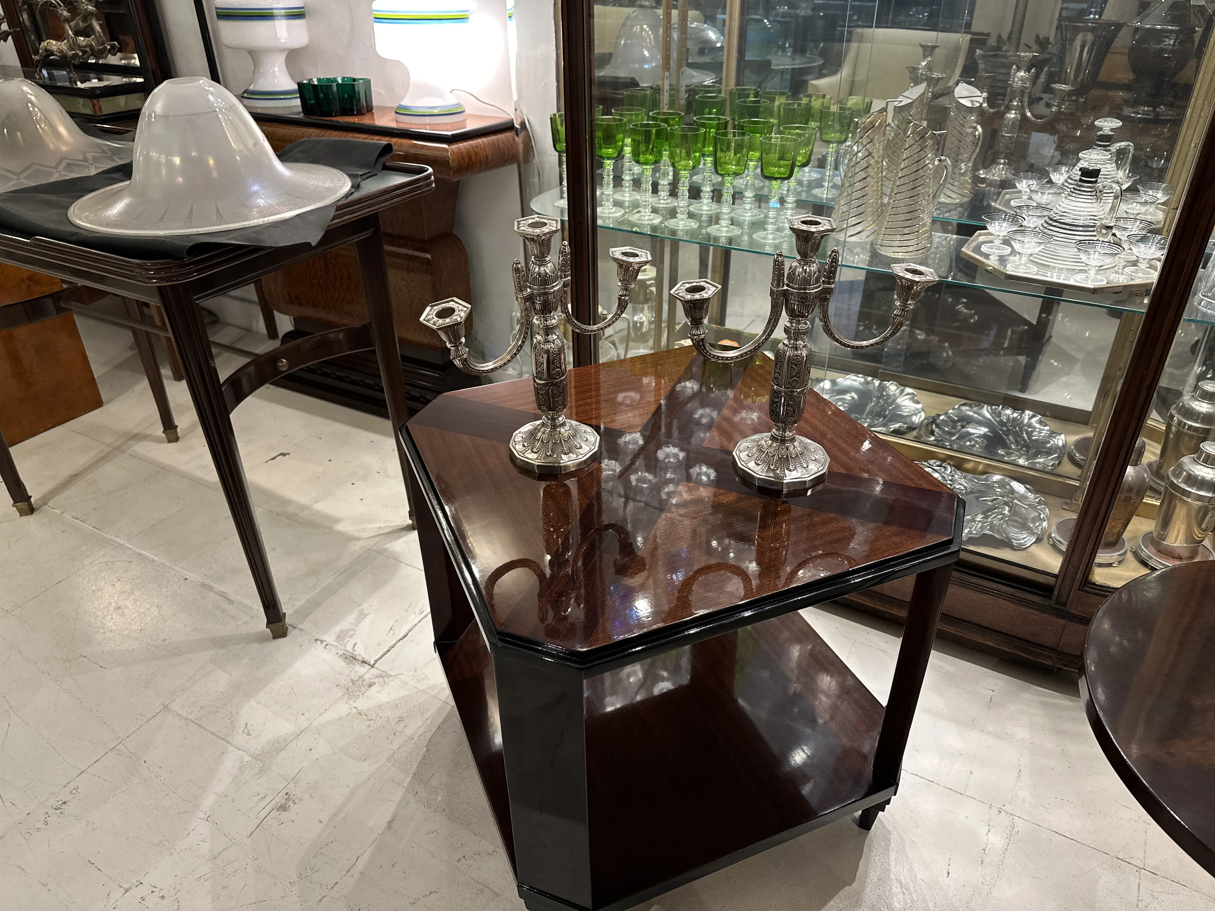 Ensemble de 2 candélabres anciens dans un cadre décoratif