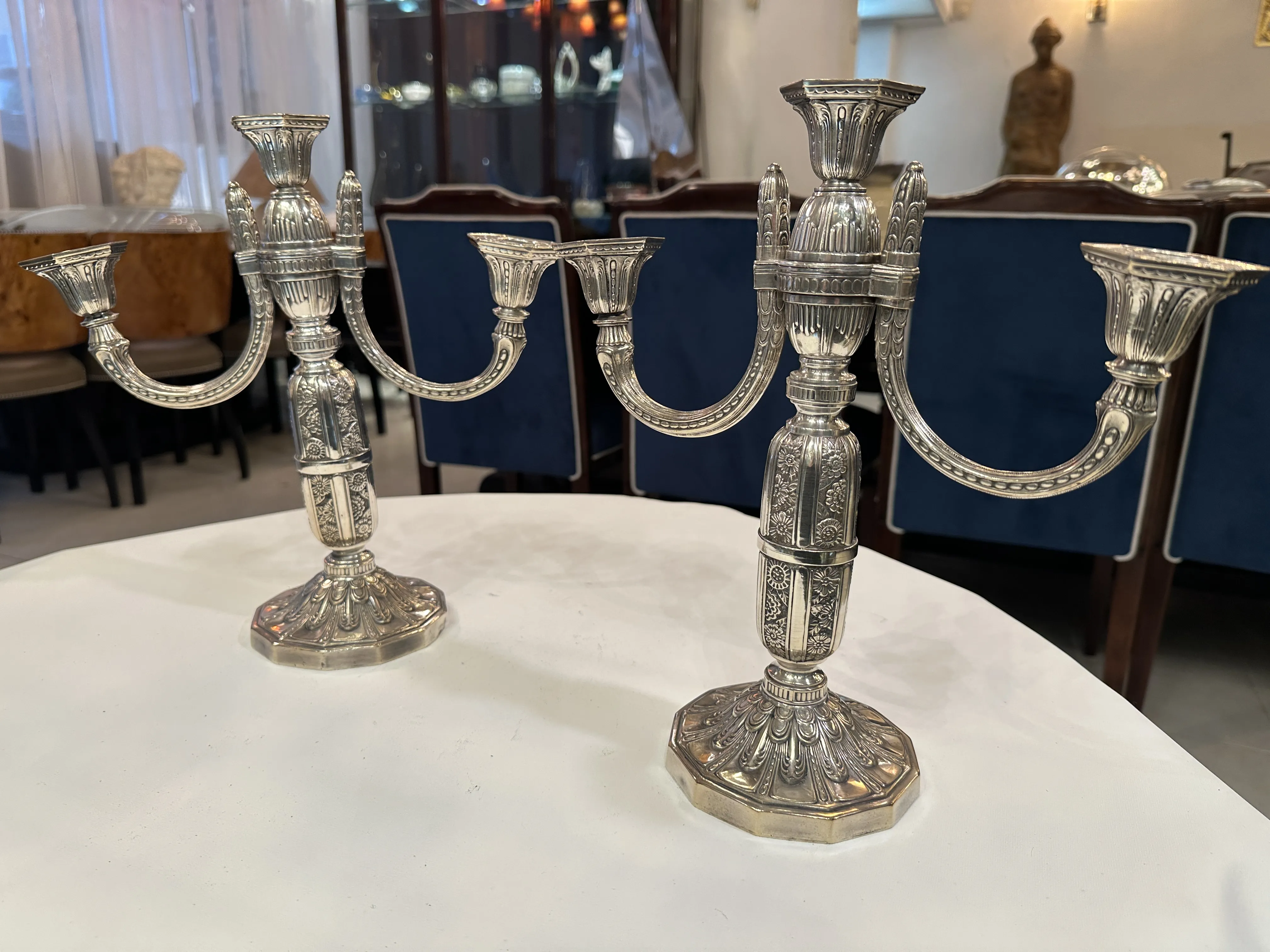 Deux candélabres antiques décoratifs sur la table