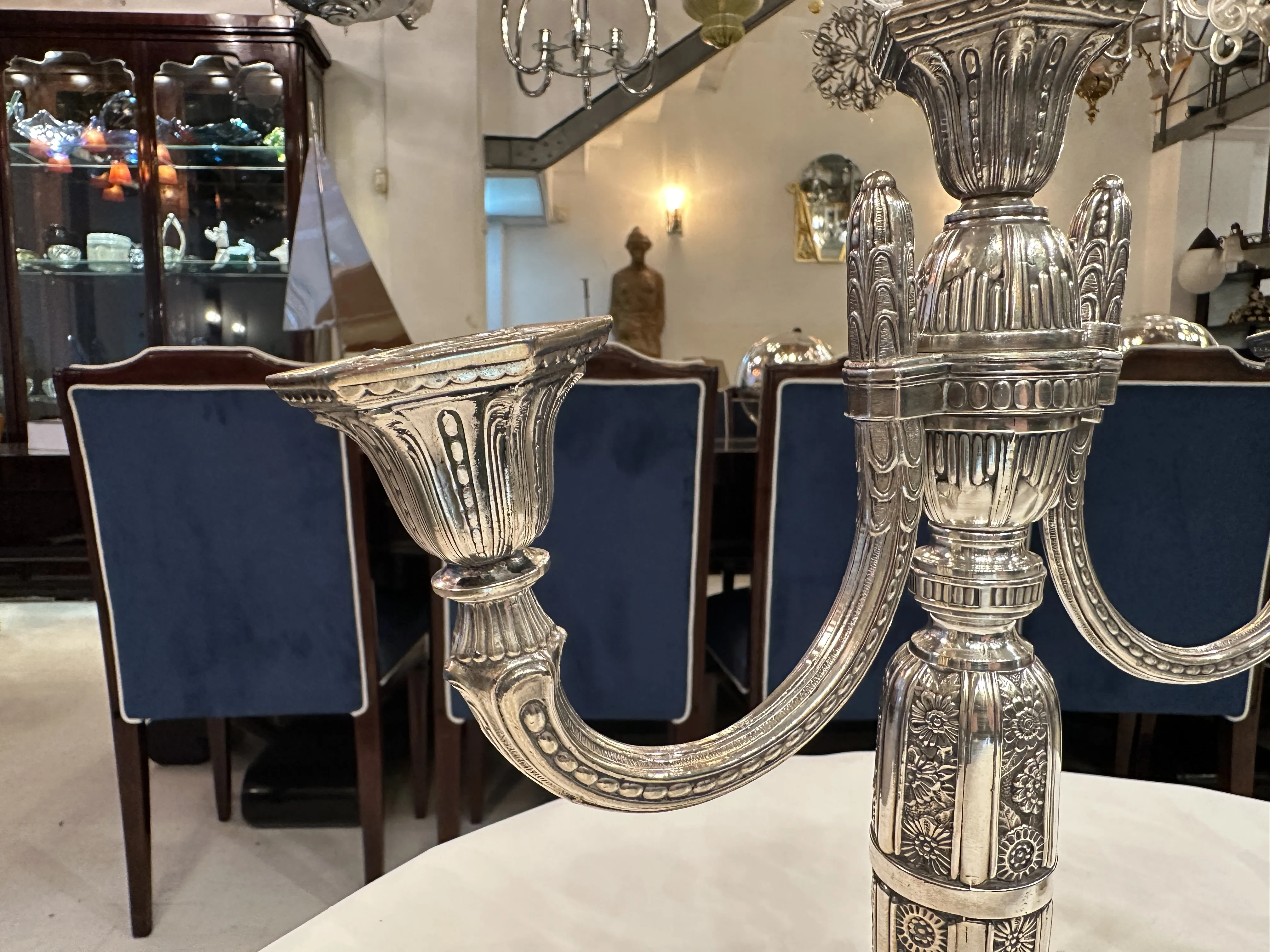 Deux candélabres anciens avec un design élégant dans un cadre classique