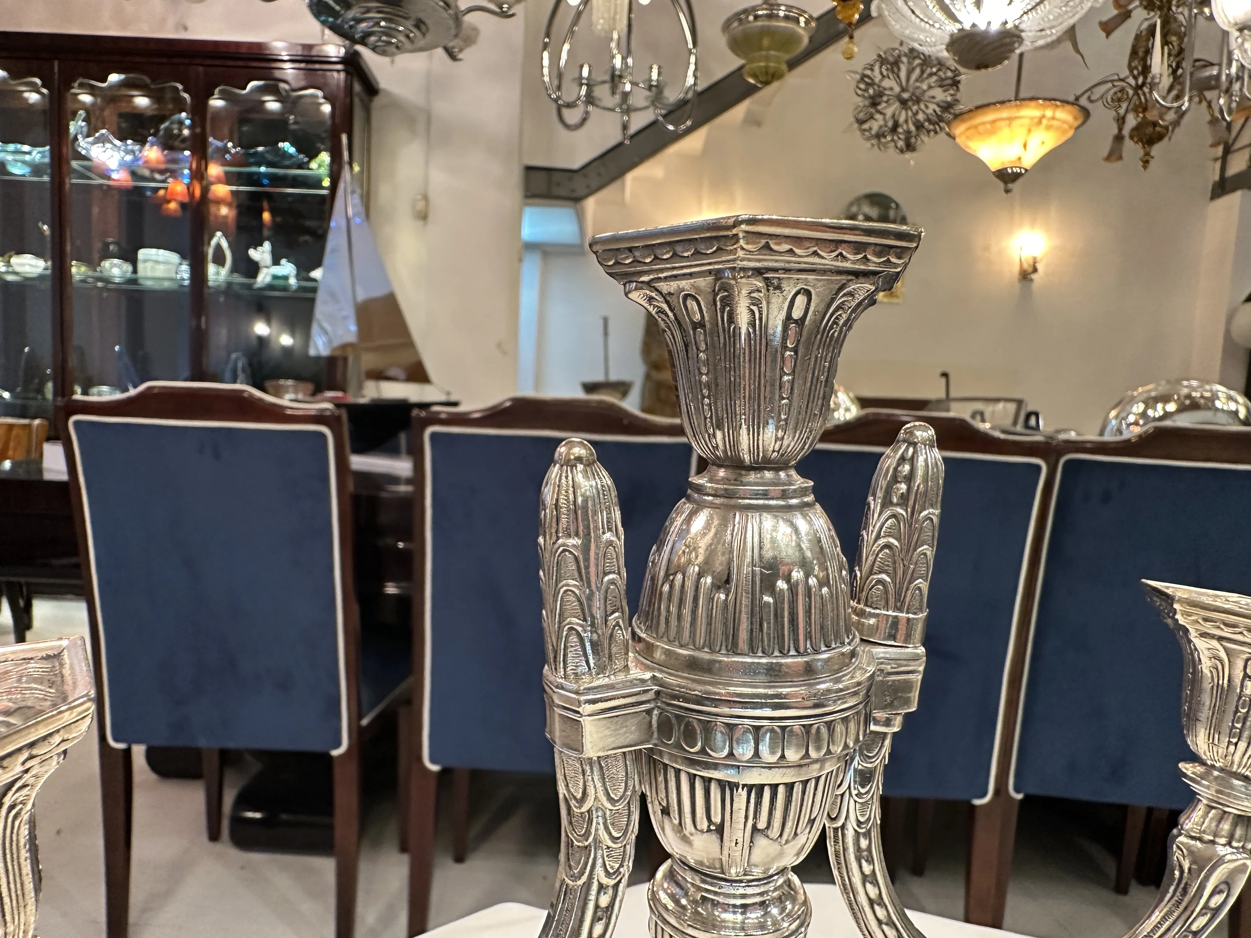 dos candelabros antiguos en un entorno elegante con muebles clásicos.