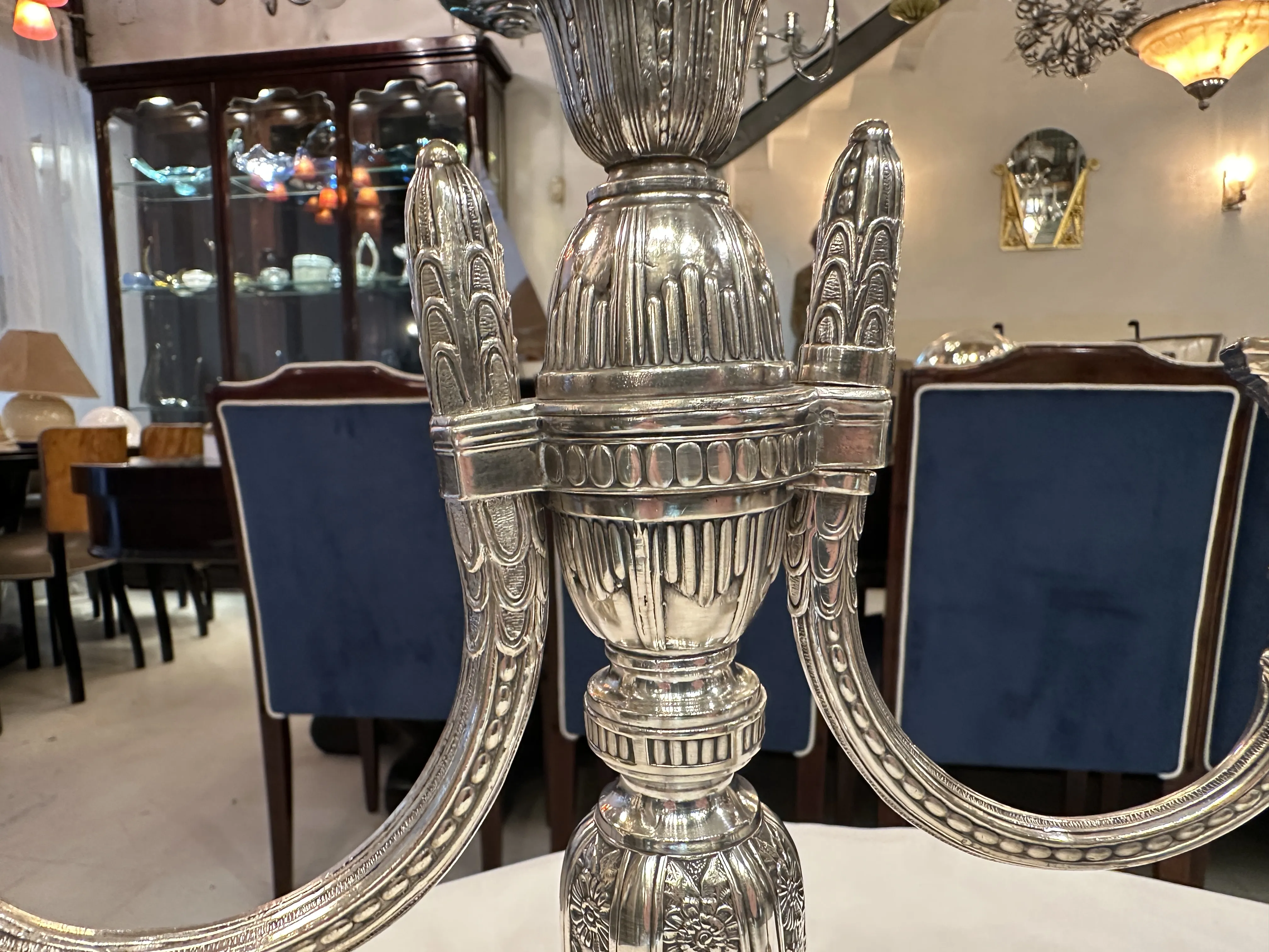 Due candelabri antichi in un interno elegante
