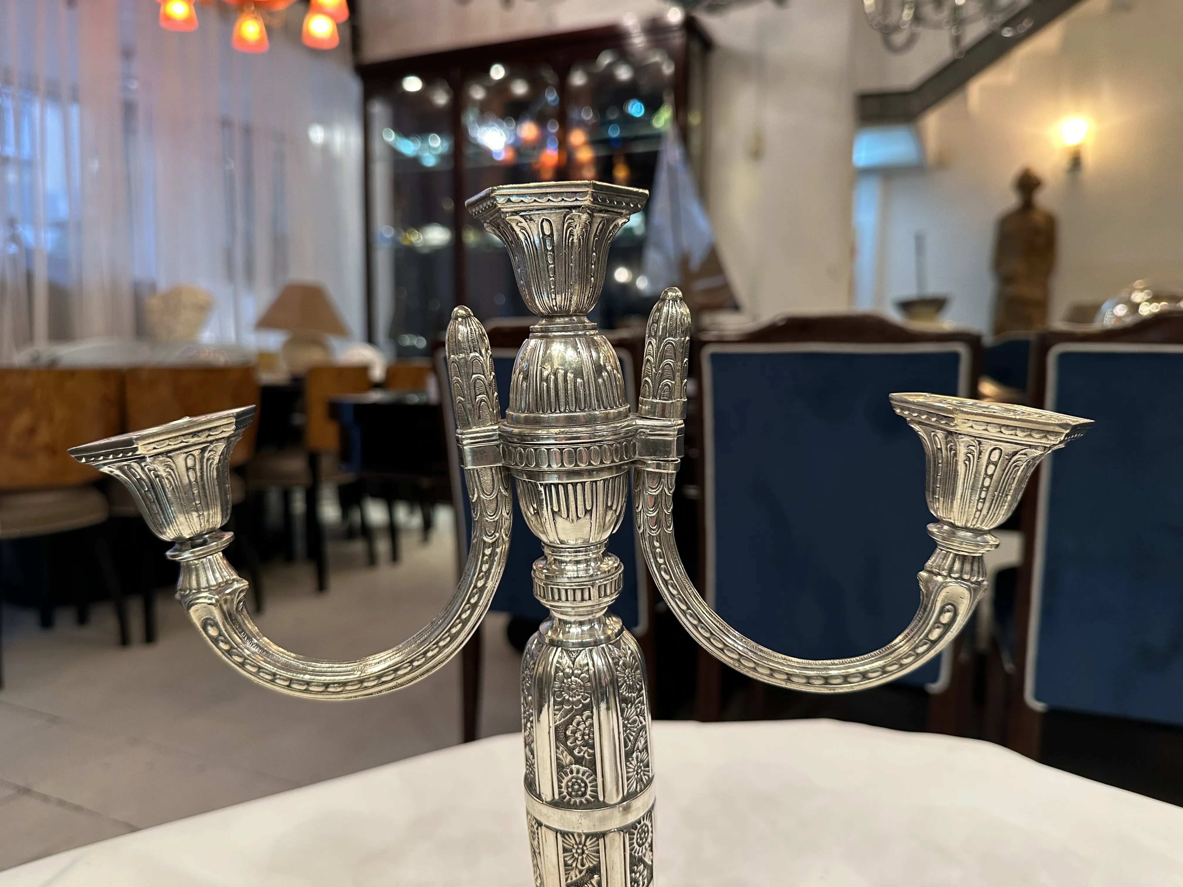 Deux candélabres anciens dans un fond élégant.
