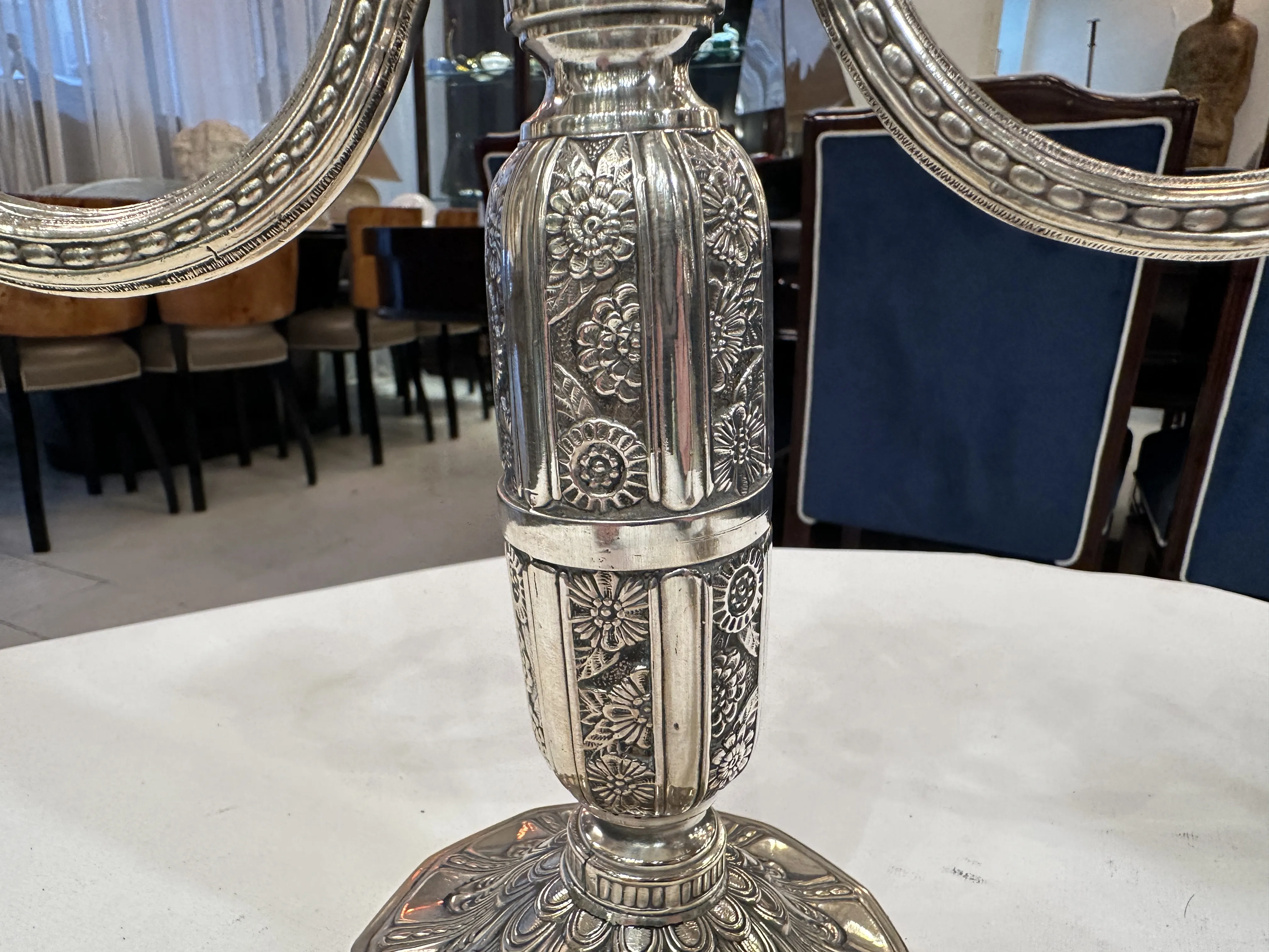 Candelabres anciens dans un cadre élégant avec des sièges.