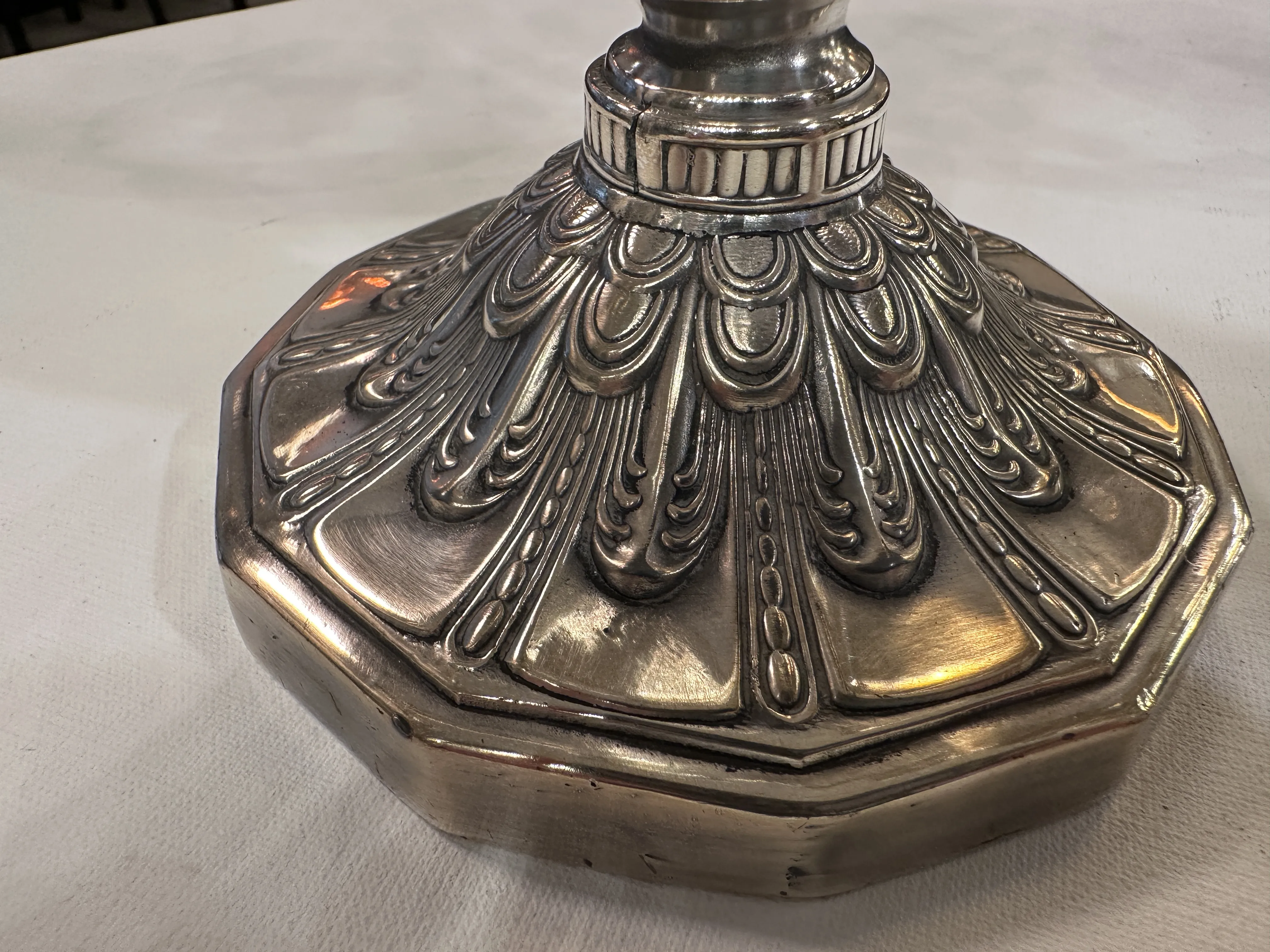 Base decorativa de metal brillante para candelabros antiguos