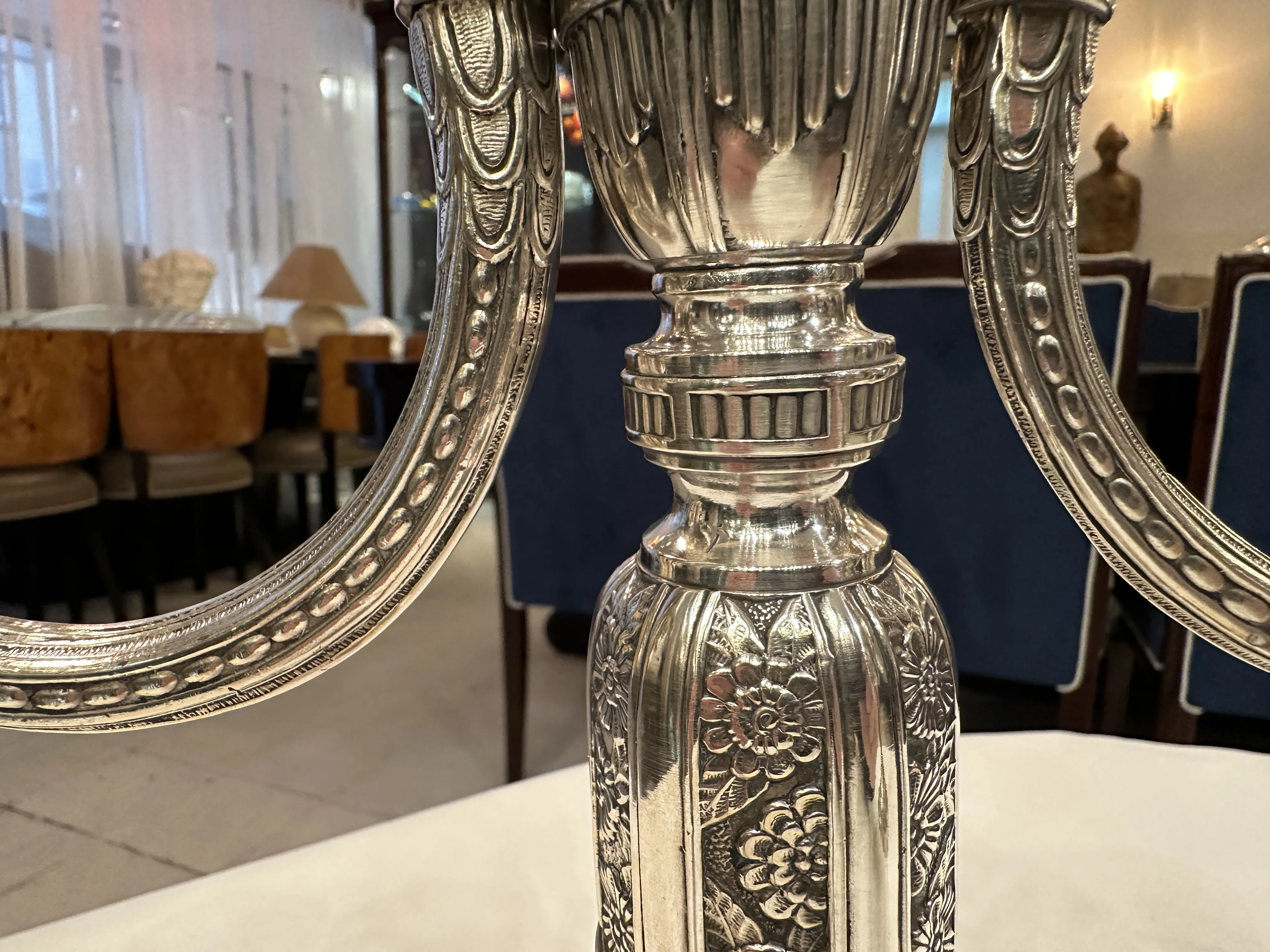 Candelabros antiguos con detalles decorativos fascinantes en ambiente acogedor.