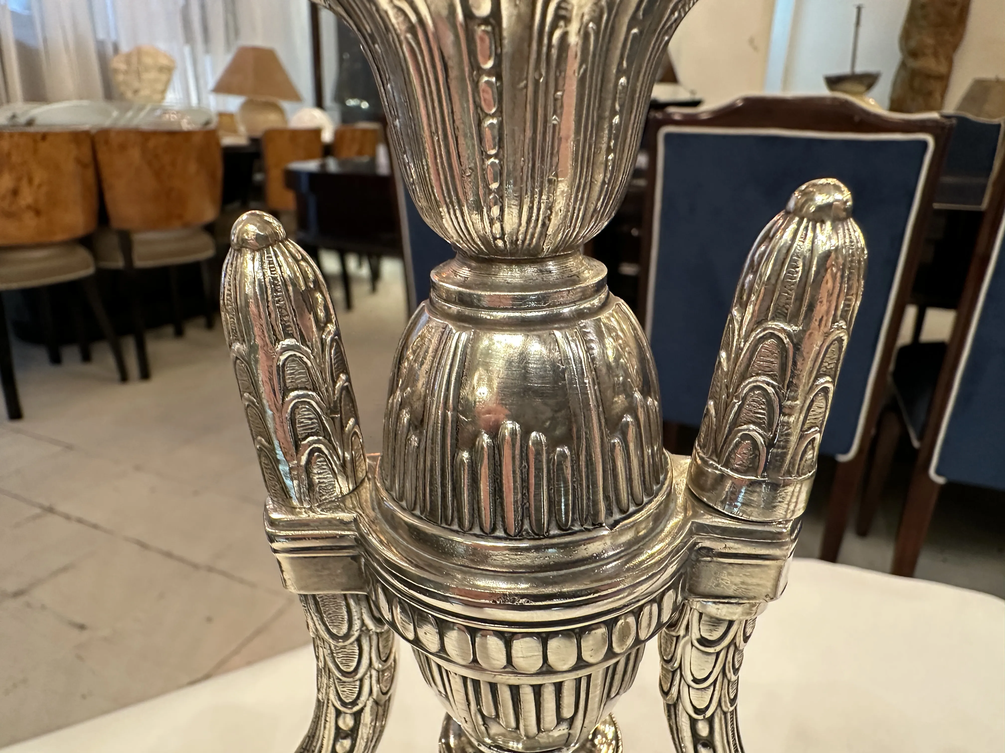 2 candélabres anciens élégants dans un cadre décoratif