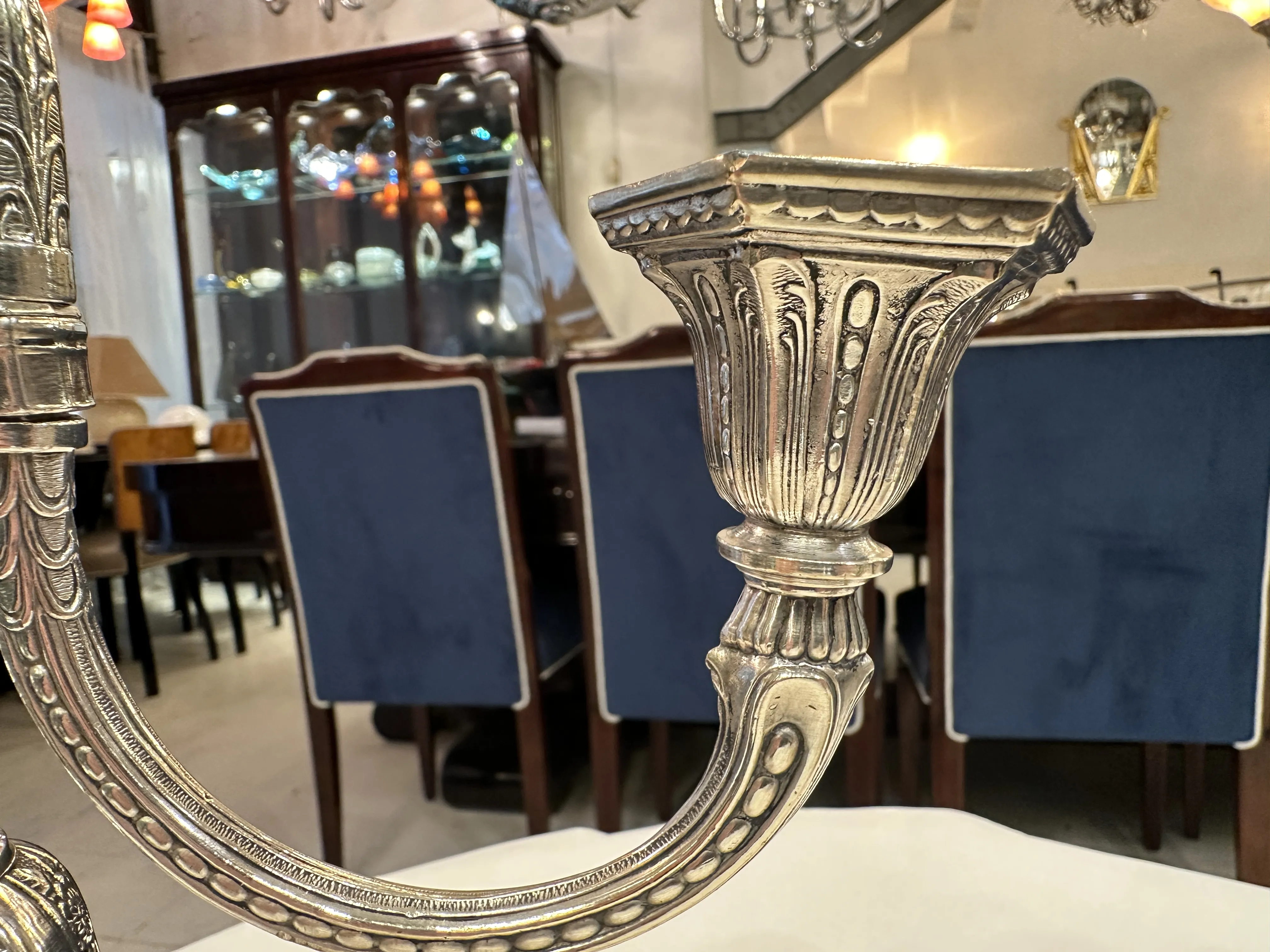 vista de dos candelabros antiguos en ambiente elegante