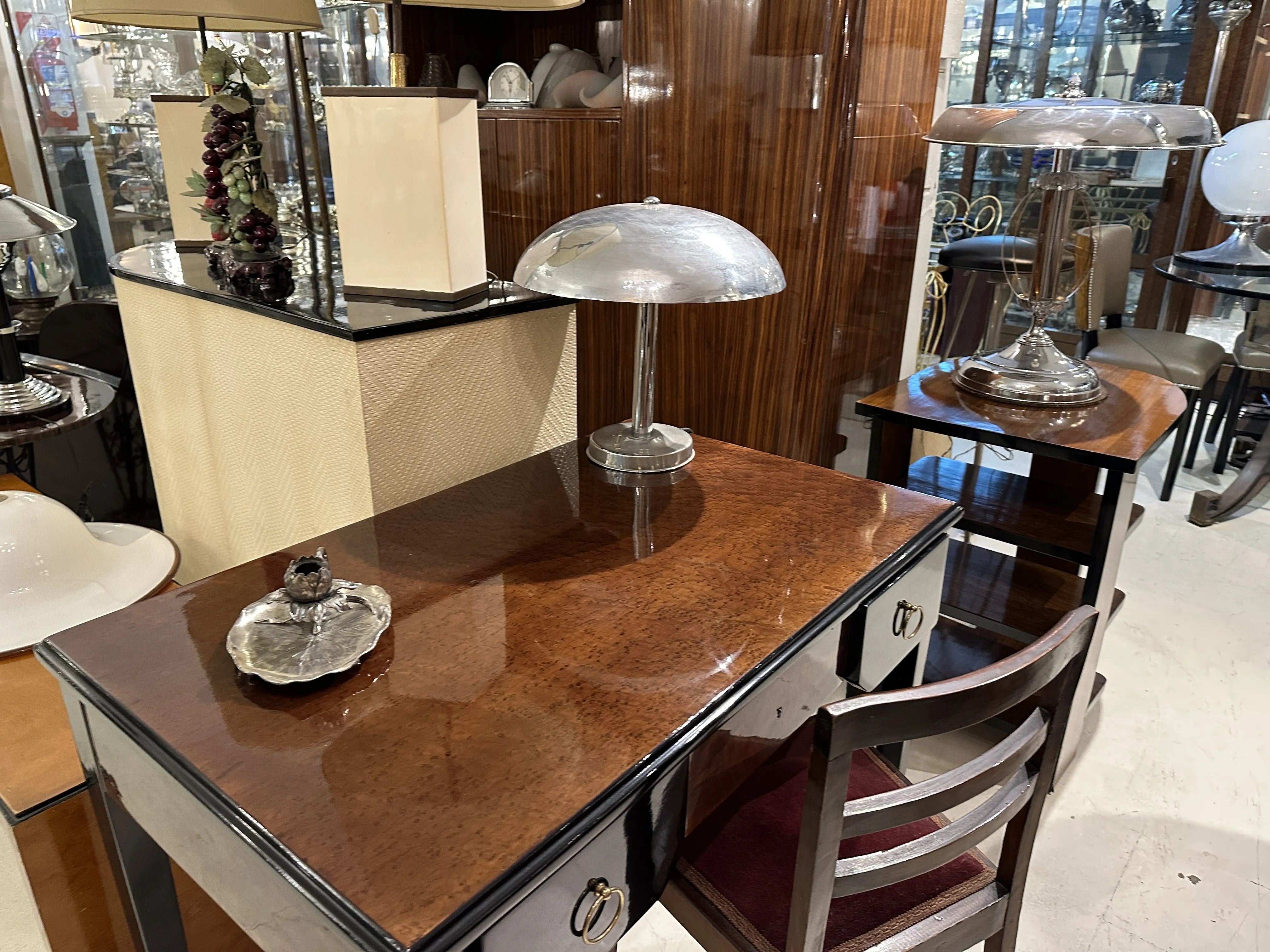 Candelabro antico con base decorativa in un ambiente elegante