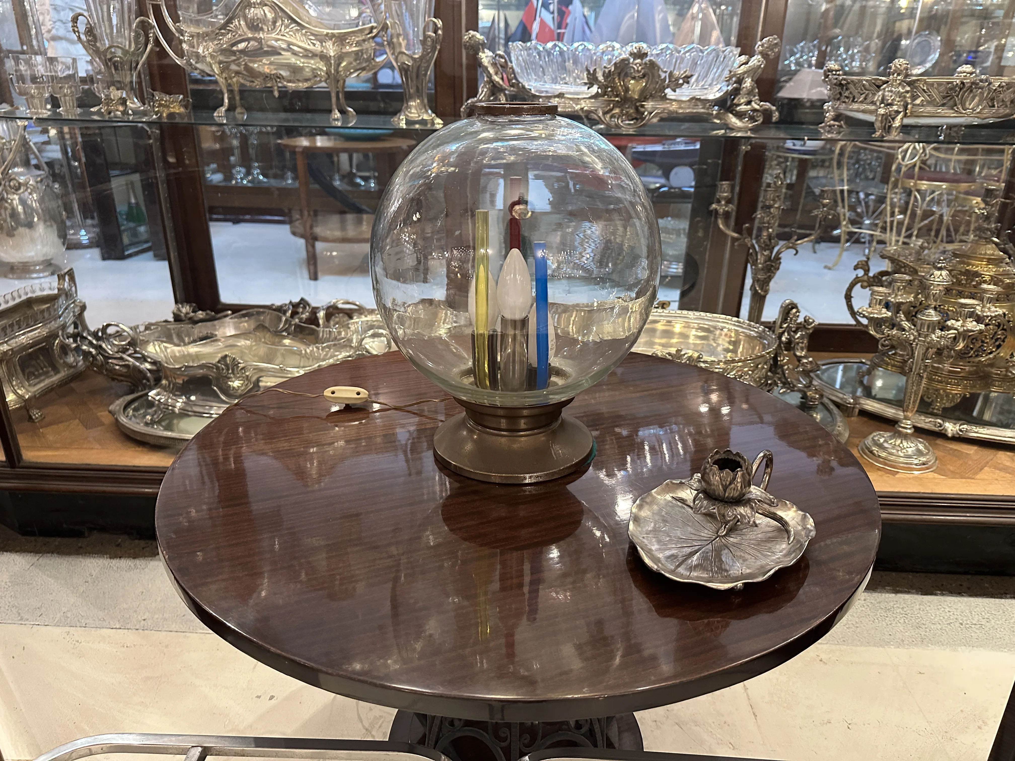 Candelabro antico con luce in un ambiente classico.