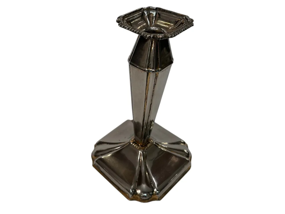 Candelabro antico decorativo con base elegante e design simmetrico.