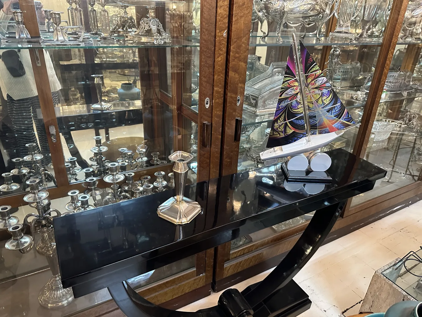 Candelabro antico decorativo con base elegante e design simmetrico.