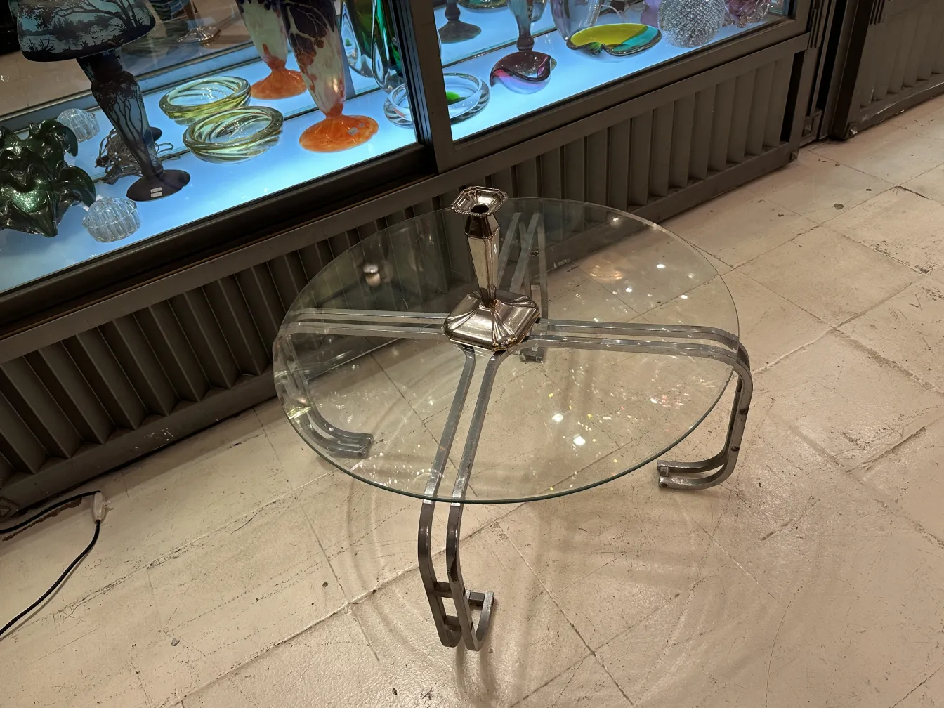 Candelabro antico decorativo con base elegante e design simmetrico.
