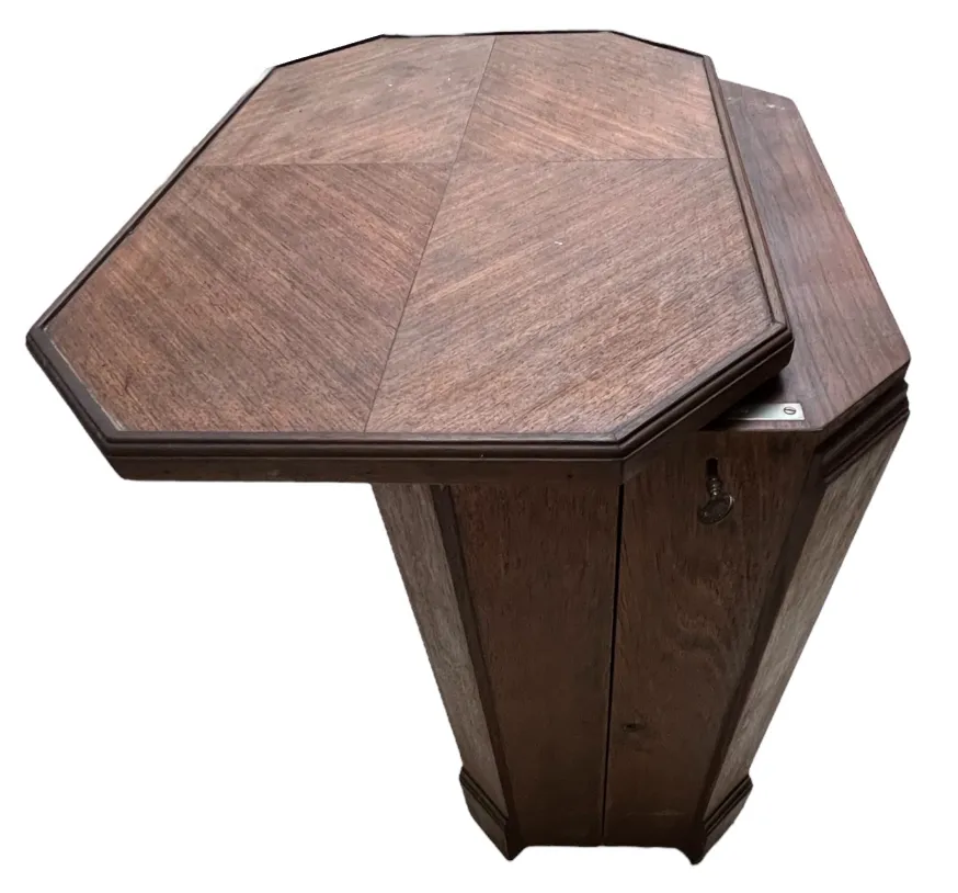 antiker Cocktailschrank mit achteckiger Oberfläche und Schloss, eleganter Hintergrund