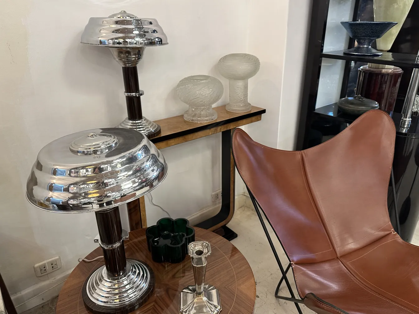 Candelabro antico decorativo con base elegante e design simmetrico.