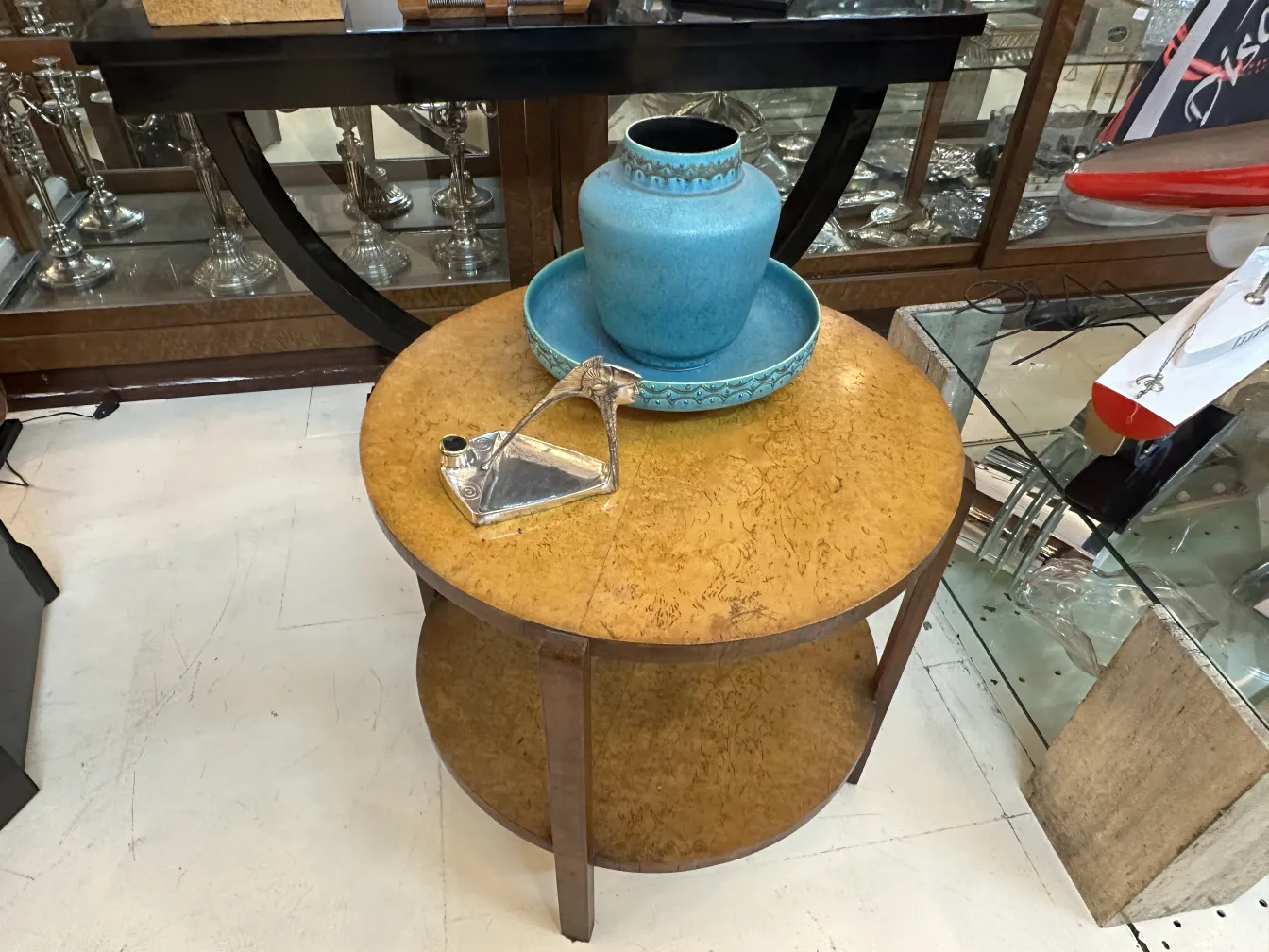candelabro antiguo con figura decorativa y detalles artísticos