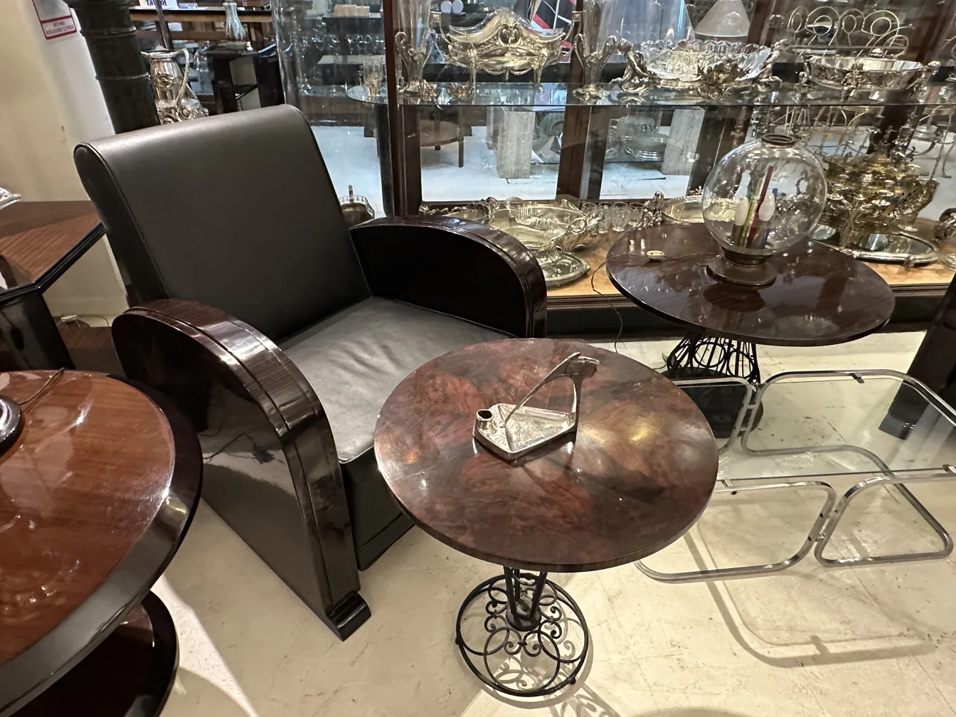 装飾的なフィギュアと芸術的な詳細を備えた古代燭台