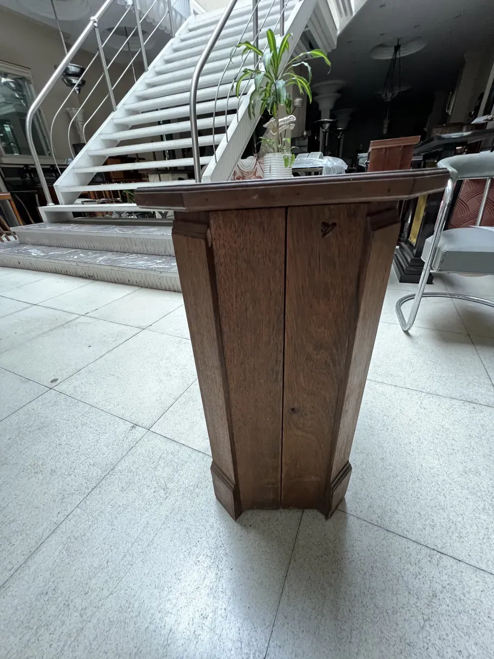 خزانة كوكتيل قديمة بتصميم أنيق في بيئة عصرية.