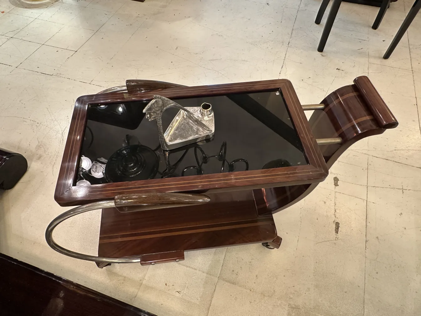 装飾的なフィギュアと芸術的な詳細を備えた古代燭台