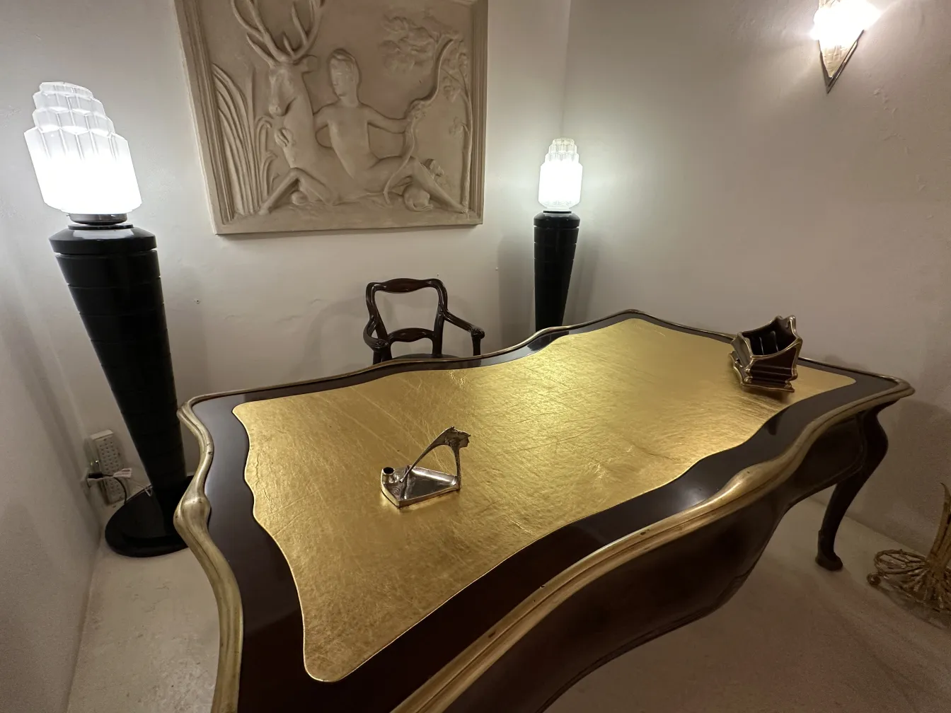 candelabro antico con figura decorativa e dettagli artistici