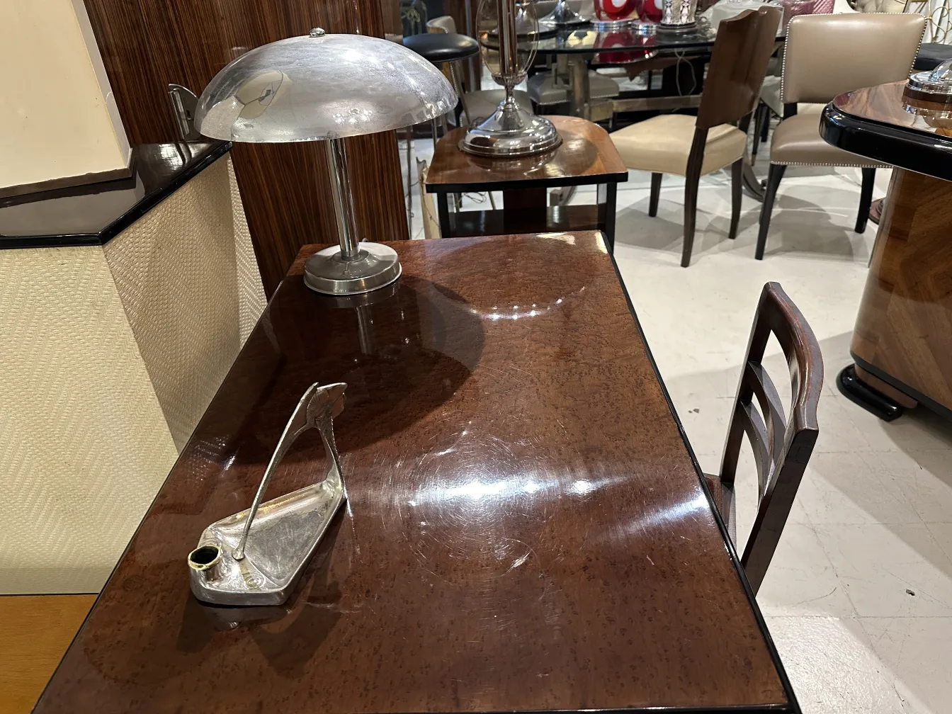 candelabro antico con figura decorativa e dettagli artistici